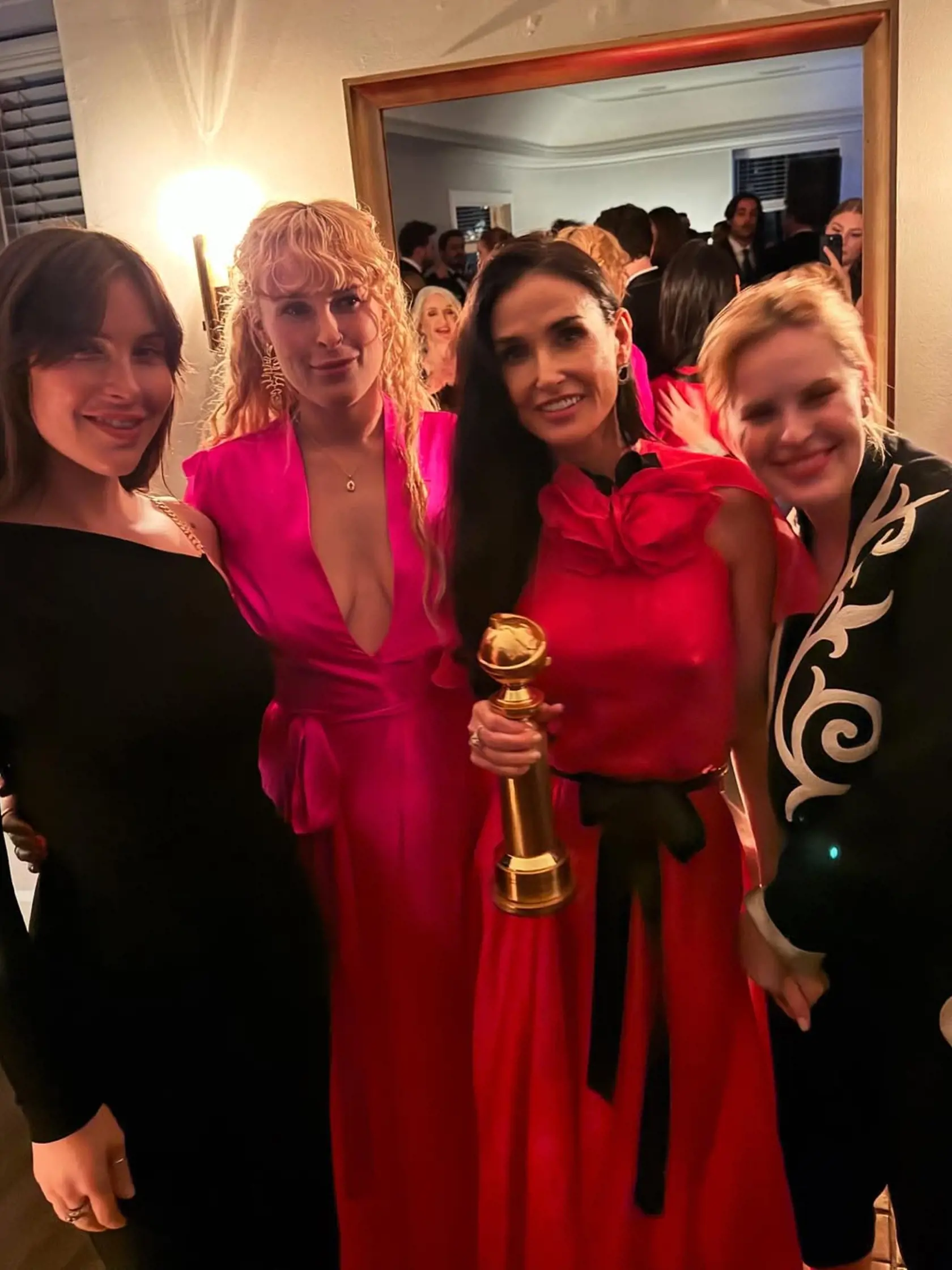 Herečka Demi Moore oslávila Zlatý glóbus aj s dcérmi, zľava, Tallulah, Rumer a Scout.