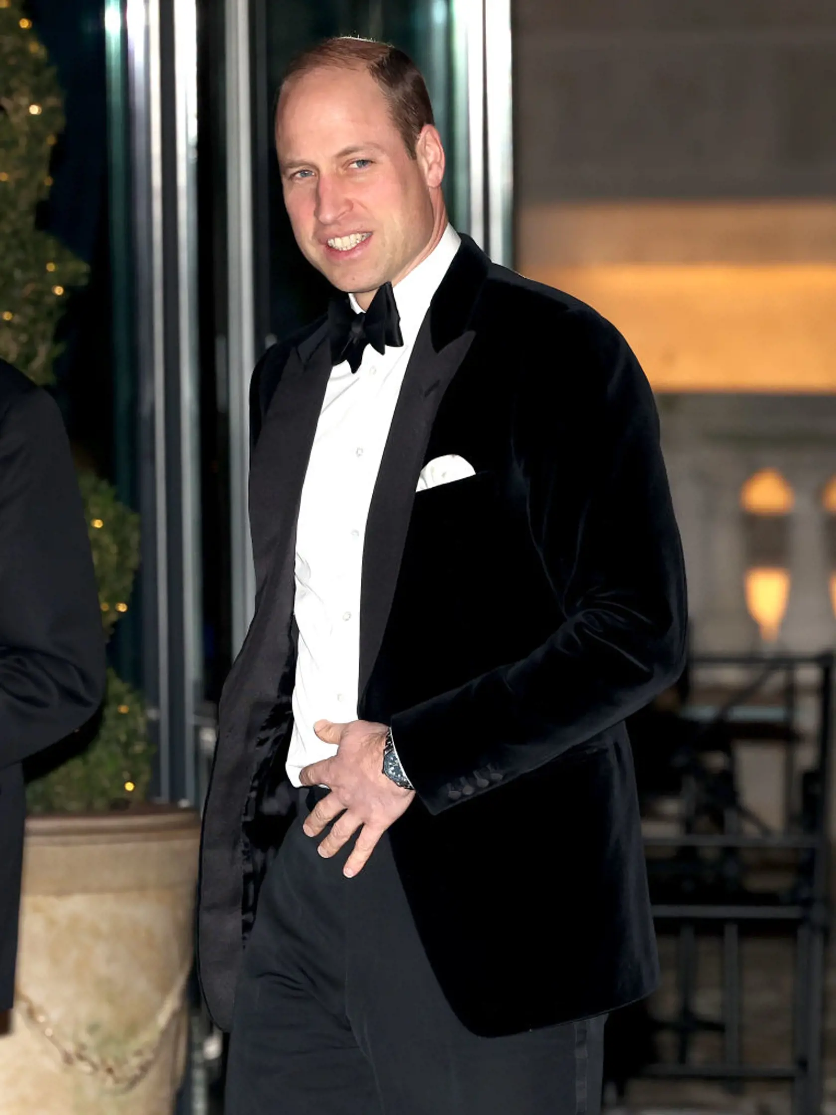 Princ William na slávnostnej večeri. Váži si veľký záujem verejnosti o zdravie kráľa aj princeznej Kate.