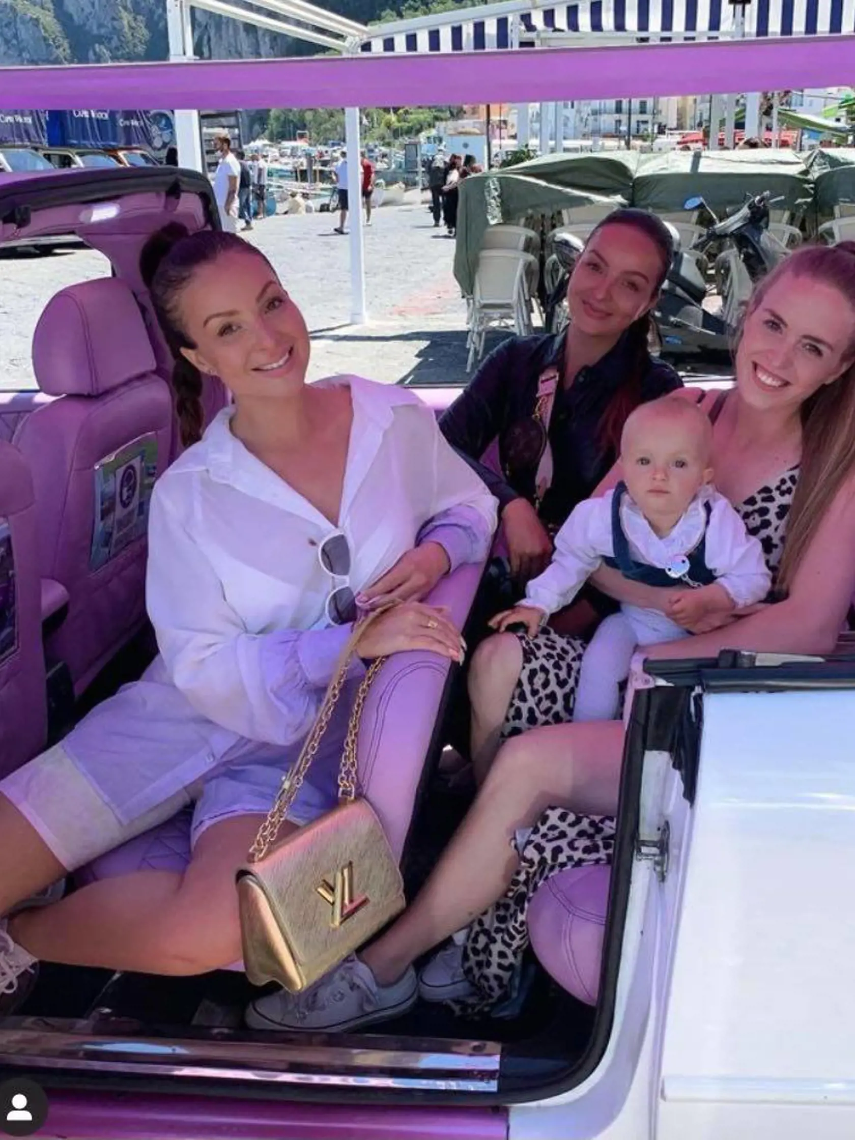Speváčka a mama malej Lindy Lobotkoej si dopriala dovolenku. Na pár dní vyrazila na Capri a užívala si krásne slnečné počasie. Svojho partnera Stanislava Lobotku nechala doma.