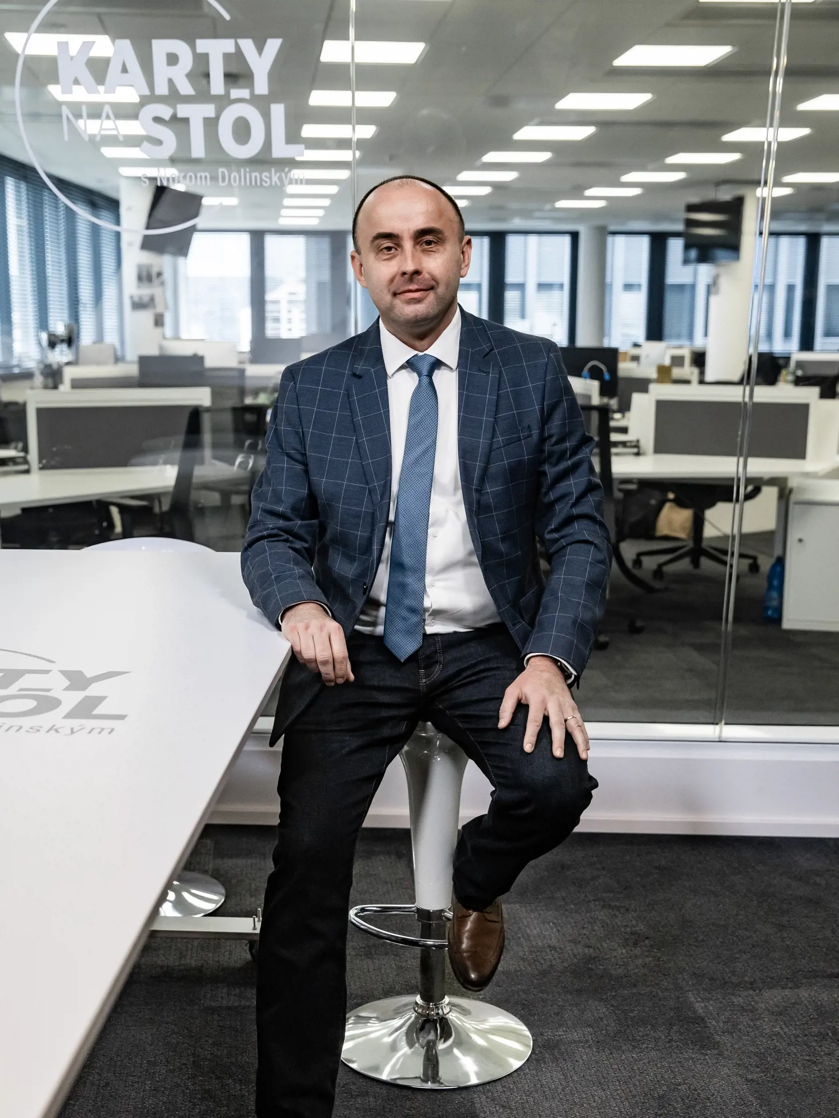 Považuje však za sympatické, že Robert Fico hľadá širšiu podporu pre svoj šetriaci balíček. „Verejné financie sú v zlom stave a treba s nimi niečo robiť,“ podotýka. Za stretnutím však podľa neho môže byť aj čistý pragmatizmus: „Čo ak Robert Fico hľadá niekoľko hlasov pre prípad, že by sa Andrej Danko postavil na zadné? Veď najjednoduchšie šetrenie by bolo zrušenie ministerstva, ktoré si práve on vydupal.“