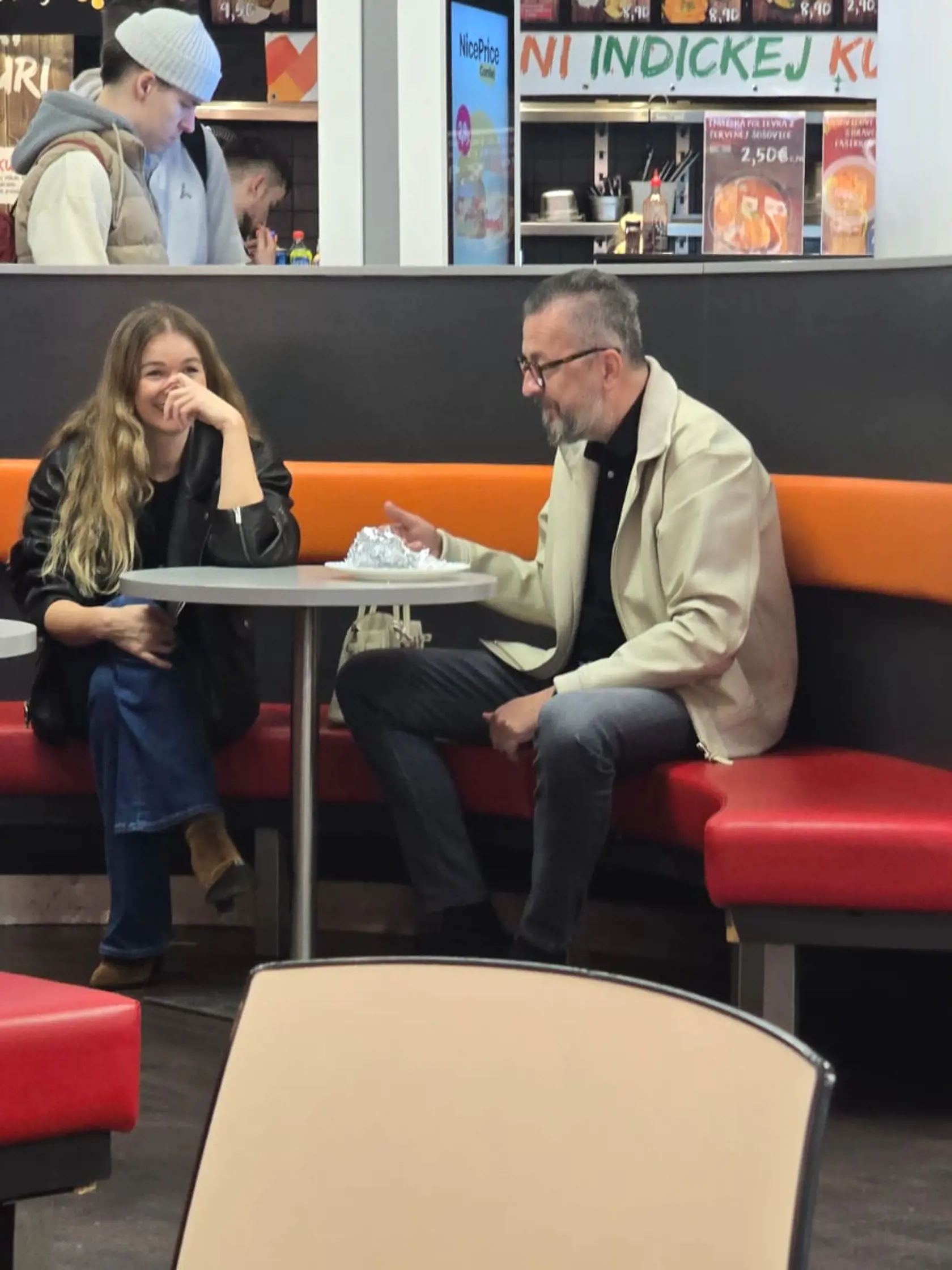 Exkluzívne zábery exministra Martina Glváča s misskou Annou Amenovou. Párik si užil spoločné chvíle v nákupnom centre, kde si obzerali obchody a najedli sa.