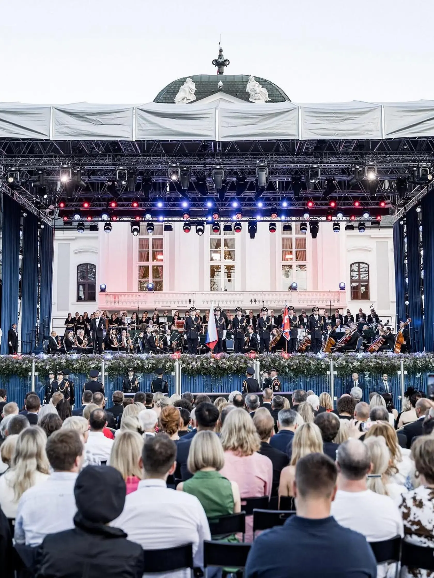 "Koncert v Grasalkovičovej záhrade je určený pre širokú verejnosť," napísal šéf parlamentu Richard Raši (Hlas), ktorý prišiel takto vymódený. 