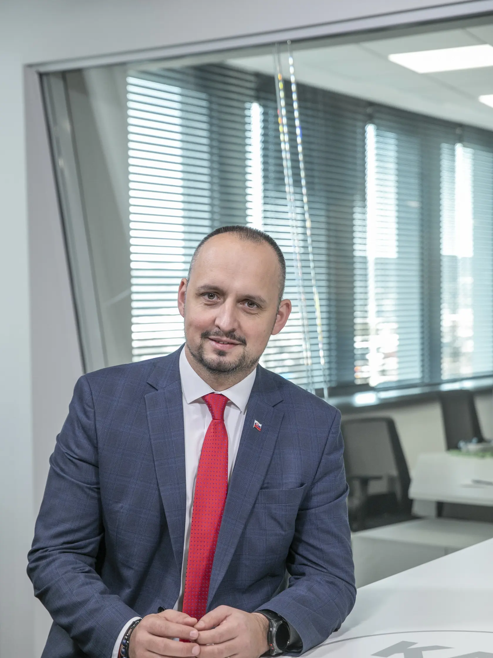  Na snímke je diskusná relácia "Karty na stôl", ktorej hosťom bol  poslanec NRSR za KDH František Majerský.