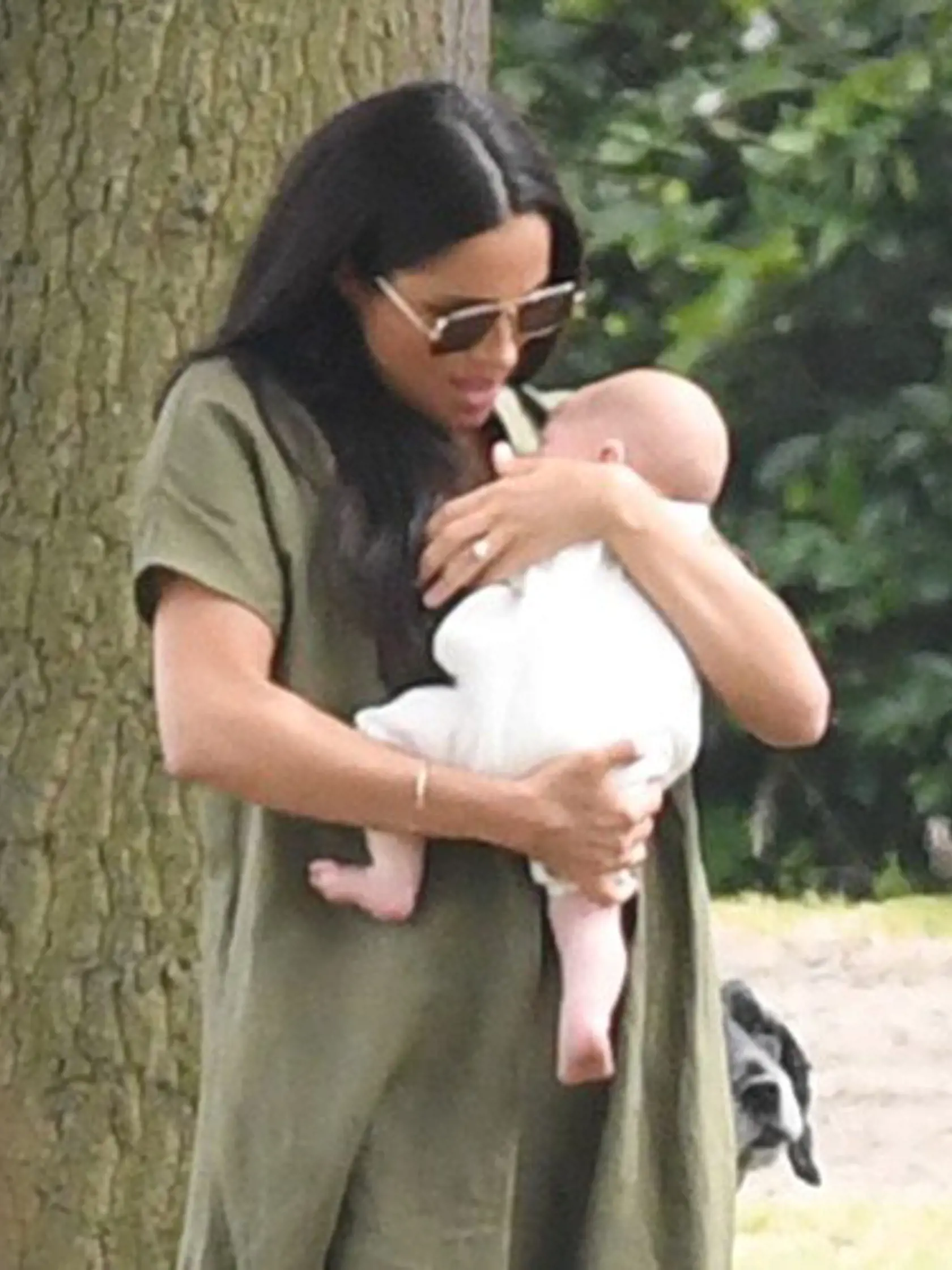 Na zápase póla bola Meghan v zelených vrecovitých šatách.