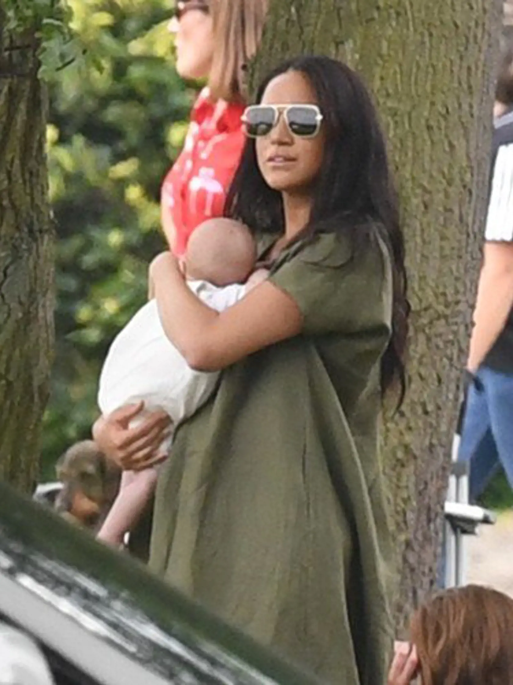 Meghan Markle zožala ako matka množstvo kritiky za to, že nevie správne držať svoje dieťa.