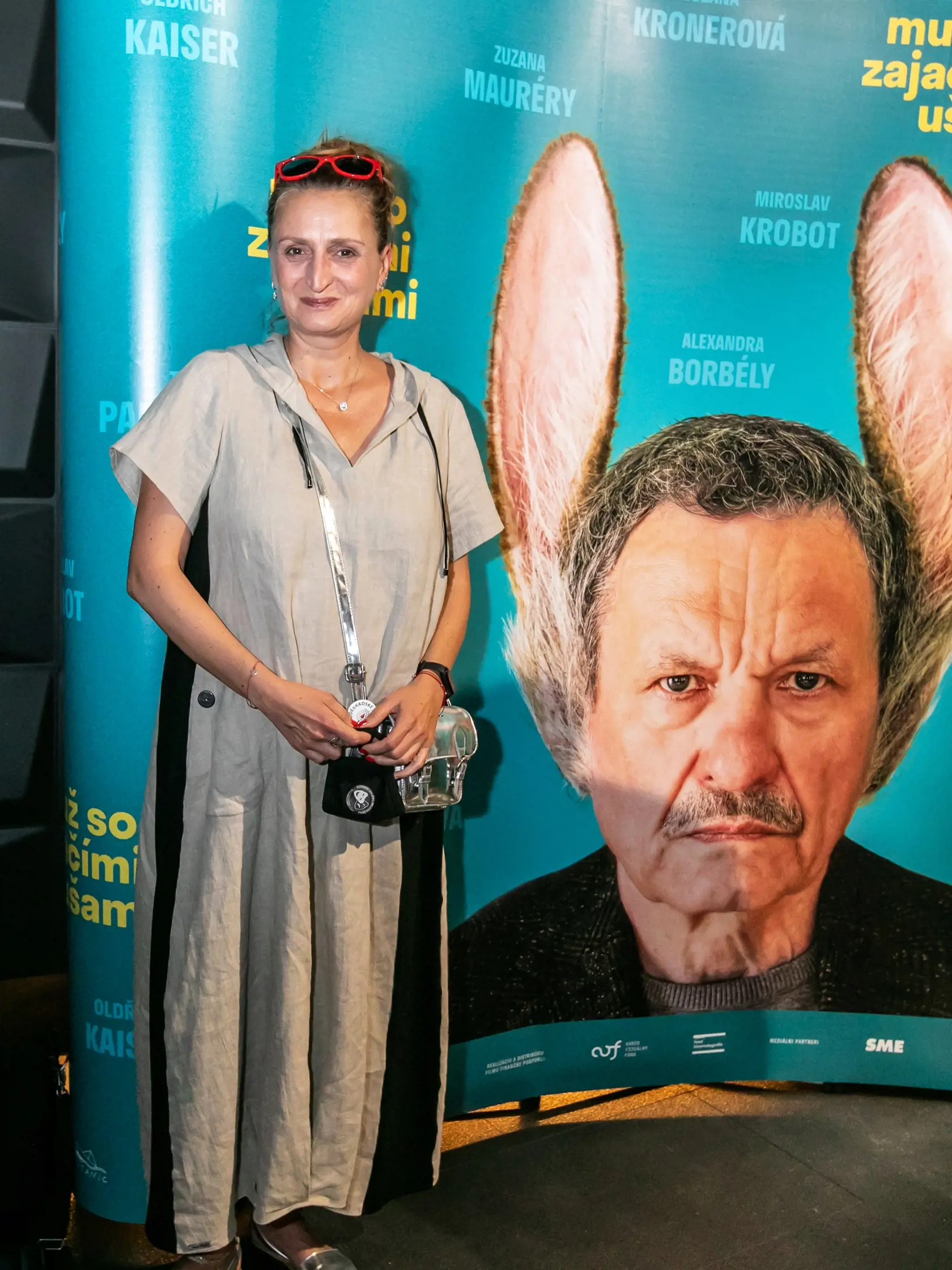 Na snímke sú príchody do kina v Bory maall na premiéru filmu: Muž so zajačími ušami. 