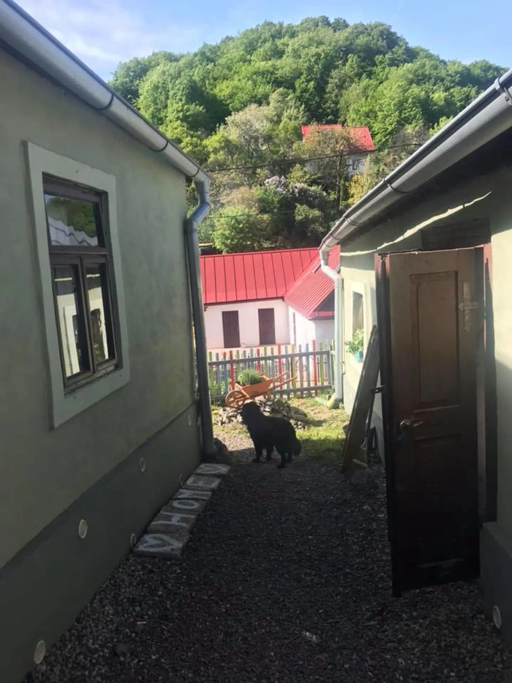 Dom stojí v lone čarokrásnej prírody.