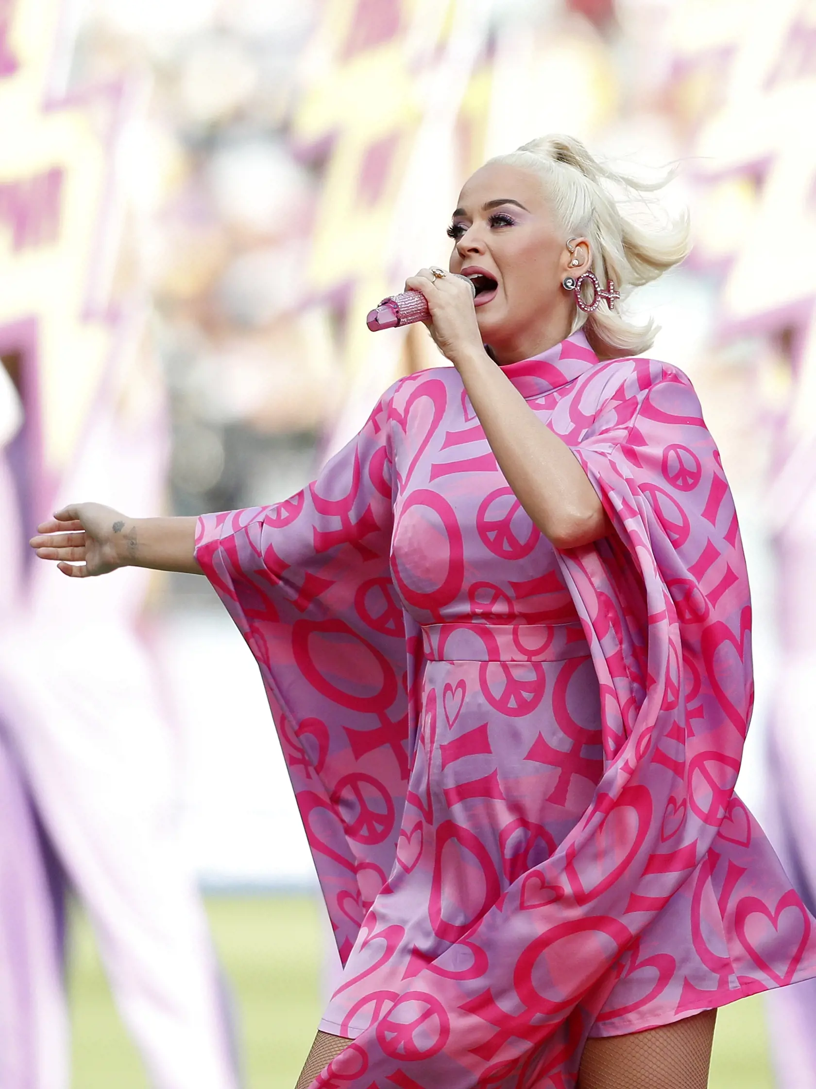 Americká speváčka a skladateľka Katy Perry vystúpila pred začiatkom finálového zápasu Svetového pohára žien v krikete Austrália - India v Melbourne, v Austrálii 8. marca 2020. FOTO TASR/AP