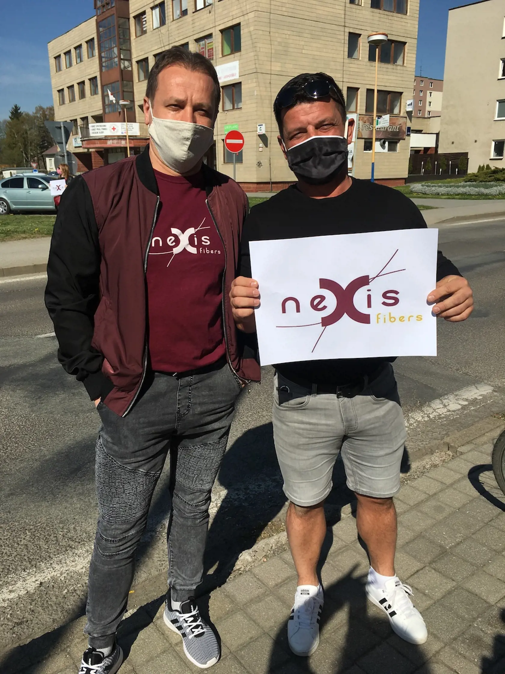 Prvý protest v Humennom: “Mafia, vydieranie, monopol. Ľudia pána veľkopodnikateľa už dlhé roky poznajú,” uviedol Slavomír Andrejco (44), ktorý v Nexise pracuje 13 rokov. Daniel Čubák (50), ktorý pracuje už 30 rokov ho doplnil: “Roky sa to ťahá. Všetci to vnímame zle, lebo máme rodiny, hypotéky.”