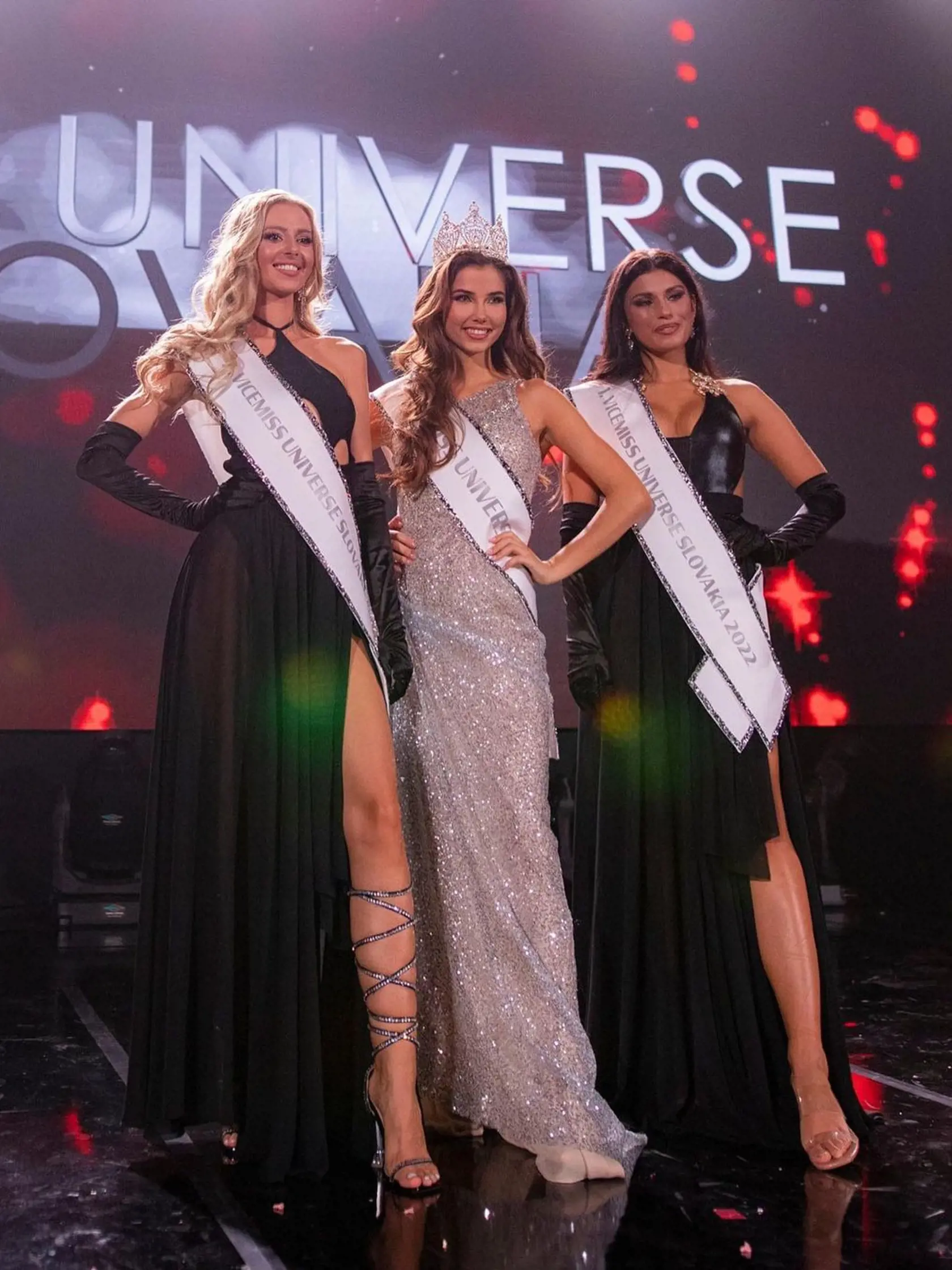 Posledné finále Miss Universe SR sa konalo v septembri 2022. Víťazkou bola Karolína Michalčíková (v strede).