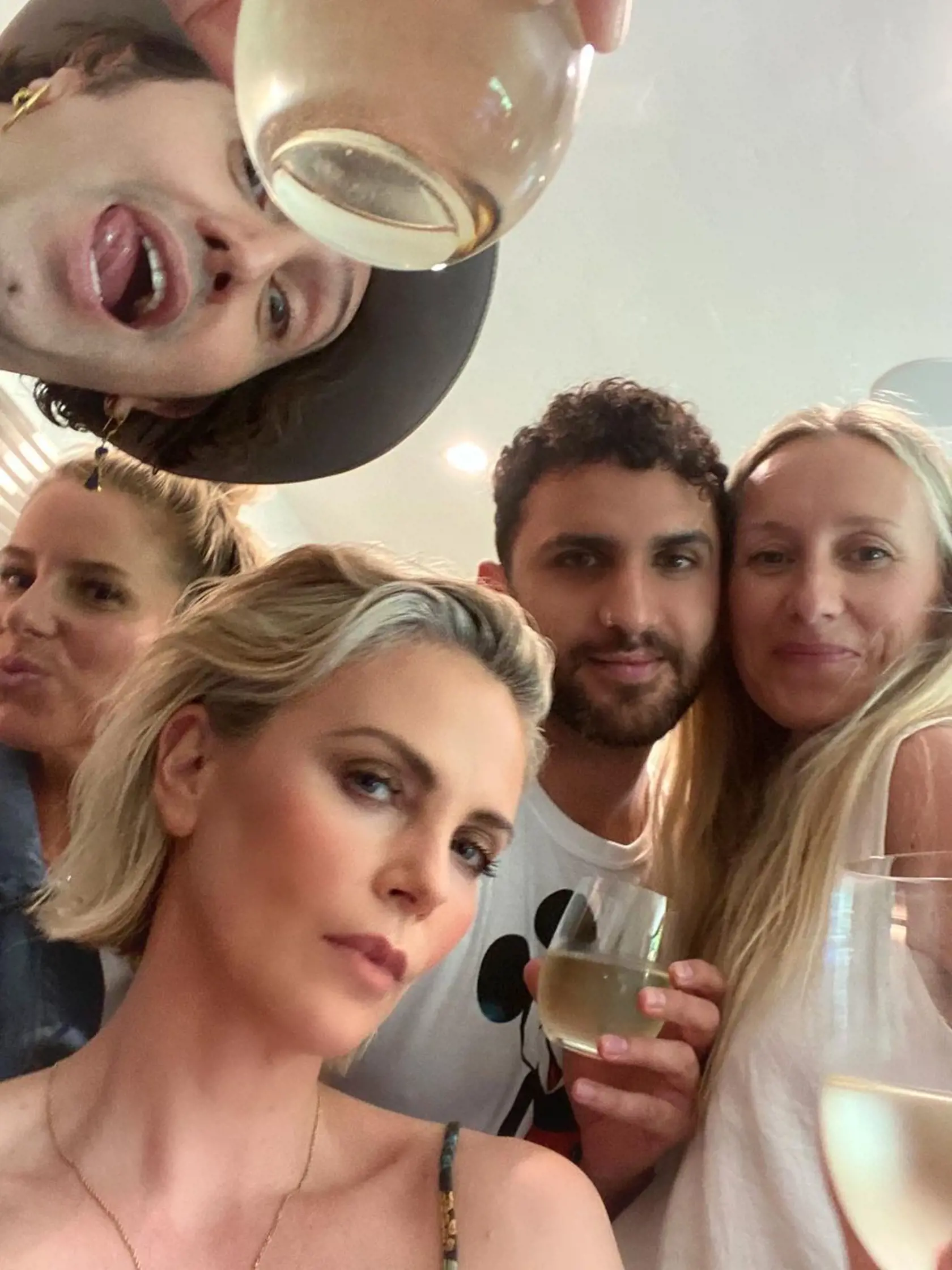 Charlize Theron s priateľmi
