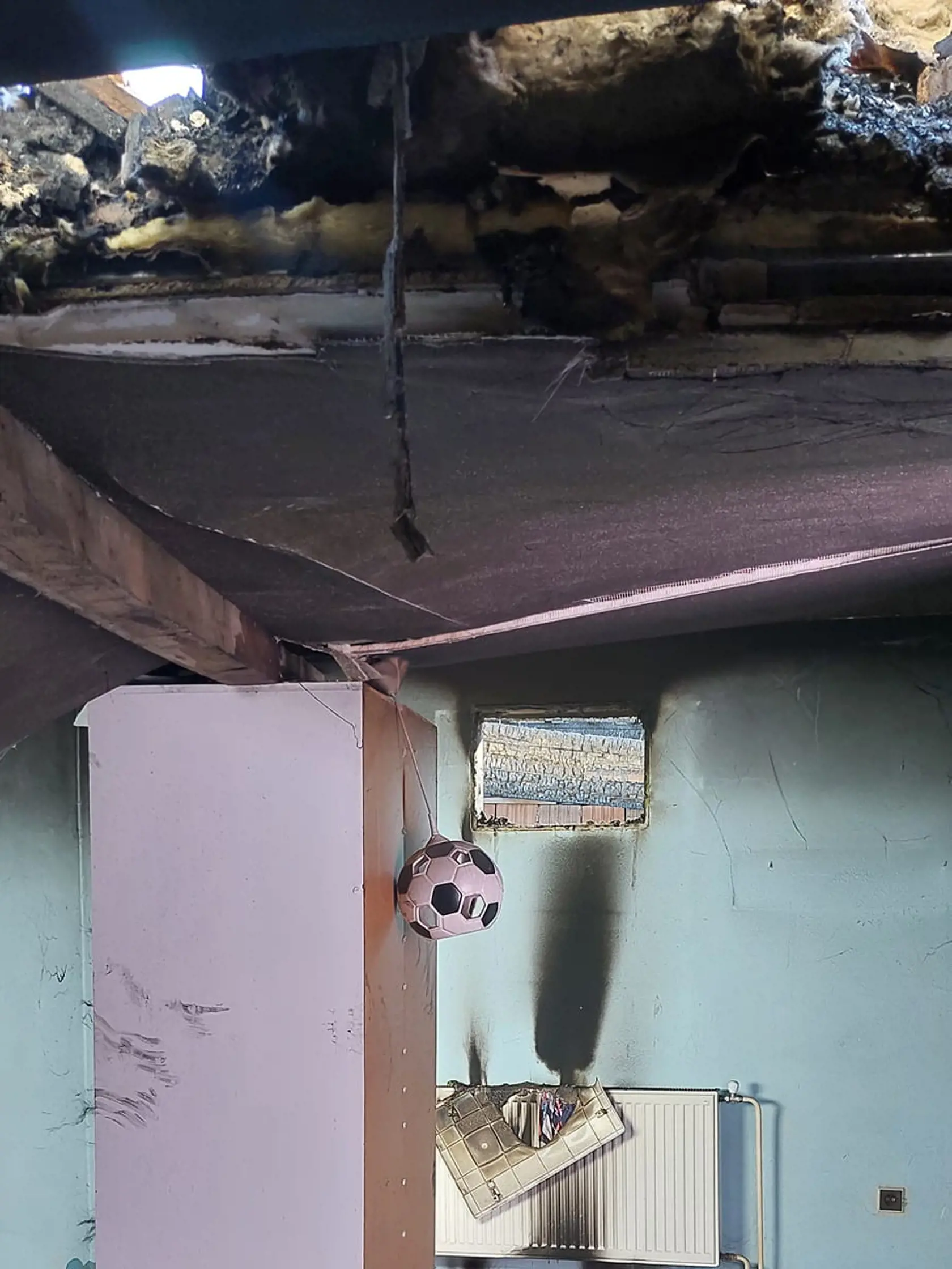 “Požiar zapríčinil zhorenie strechy týchto nehnuteľností, pričom jeho rozšírenie malo za následok aj zhorenie a obhorenie zariadenia a vecí, ktoré sa v budovách nachádzali. Majiteľovi vznikla škoda, ktorá bola predbežne vyčíslená na 110-tisíc eur. V súvislosti s požiarom bolo začaté trestné stíhanie vo veci zločinu poškodzovania cudzej veci,” uviedla polícia.