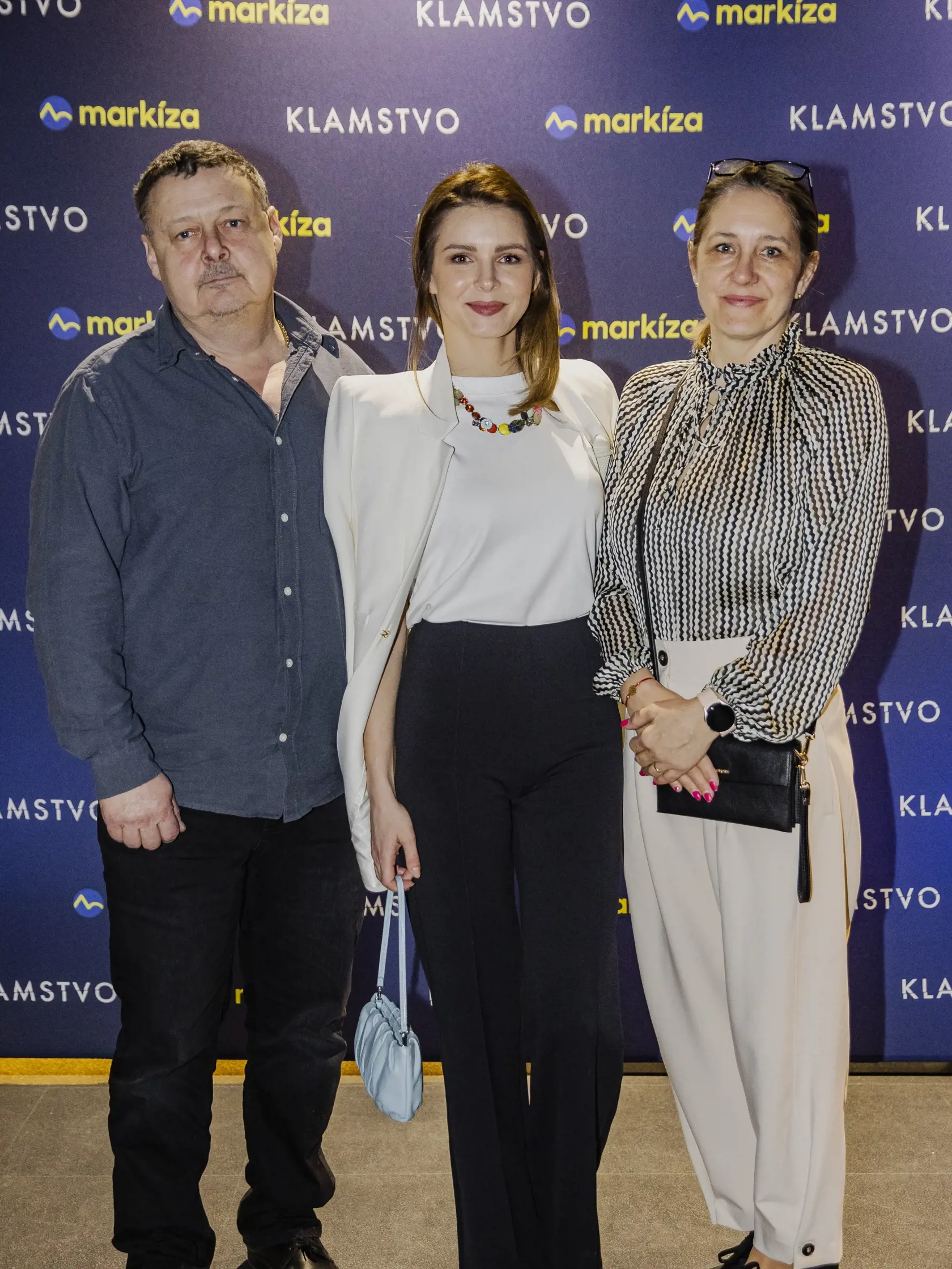 Na snímke Monika Horváthová s rodičmi počas premiéry nového seriálu TV Markíza, Klamstvo.
