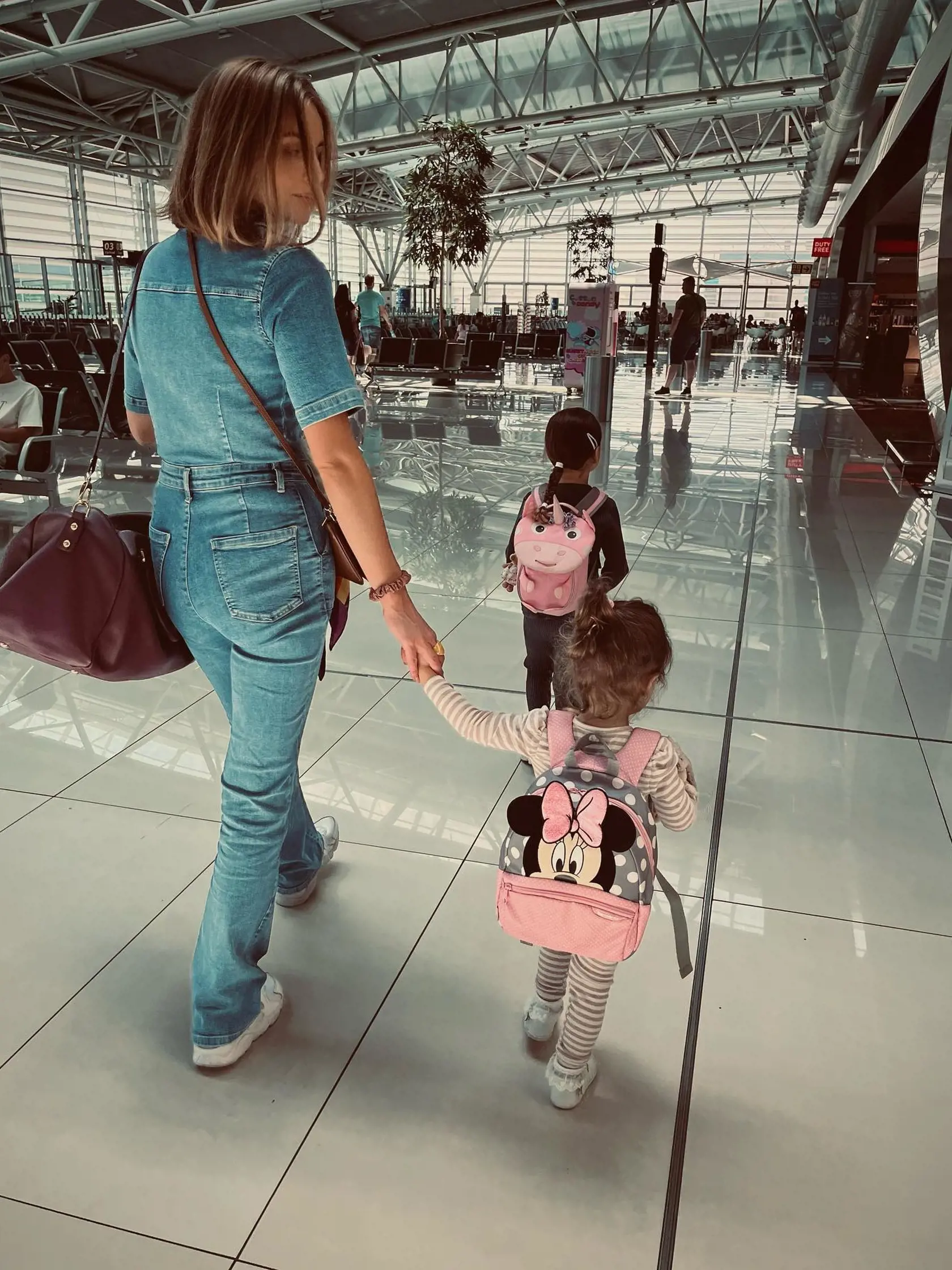 Monika Horváthová na bratislavskom letisku s dcérami pred odletom do Belgicka. Žije tam partnerova mama.
