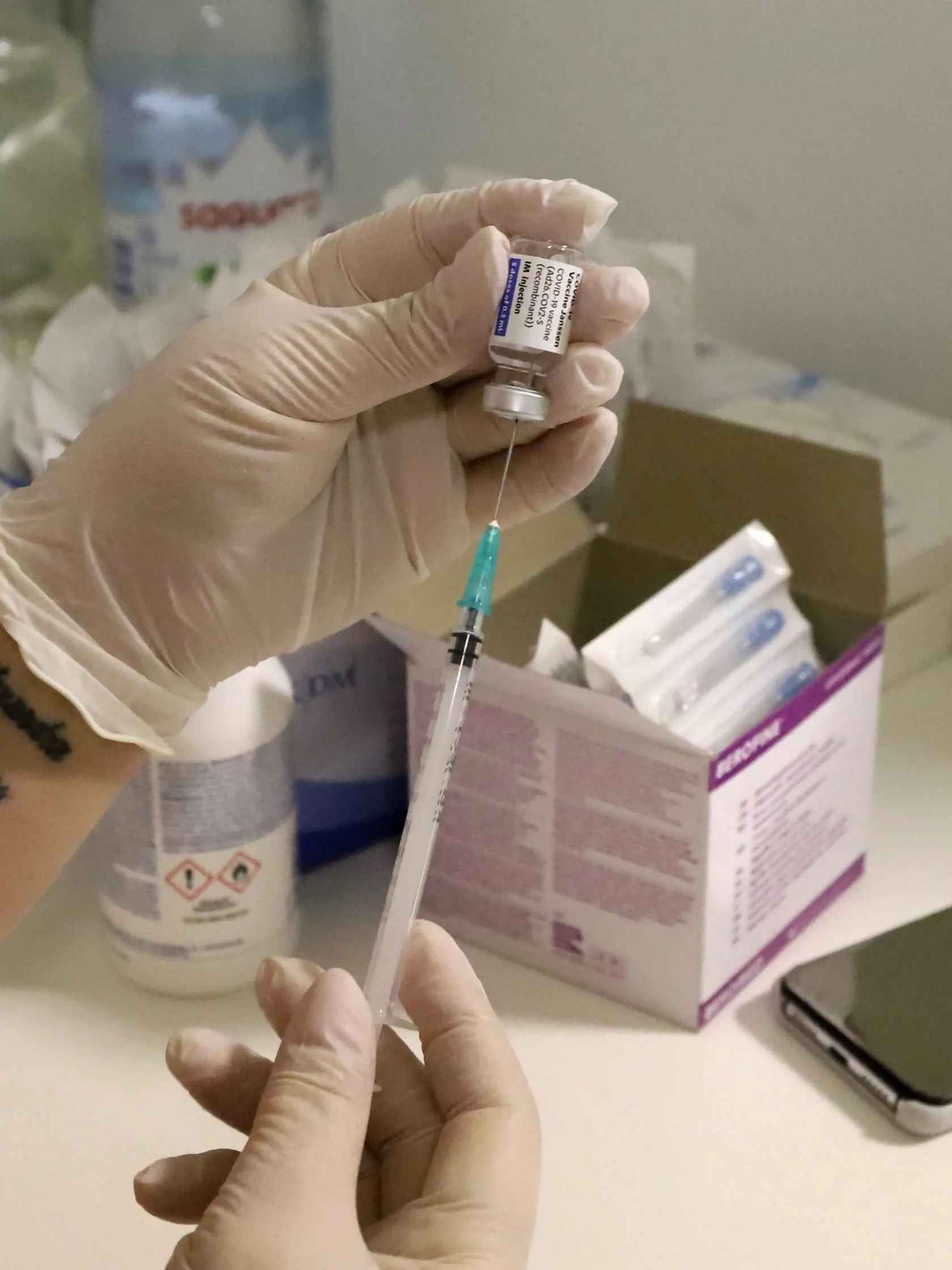 V súvislosti s odškodňovaním osôb po nežiaducich účinkoch vakcín preferuje zavedenie jednoduchej odškodňovacej schémy. "S ministrom zdravotníctva sme sa dohodli, že sa o tom budeme rozprávať," dodala.