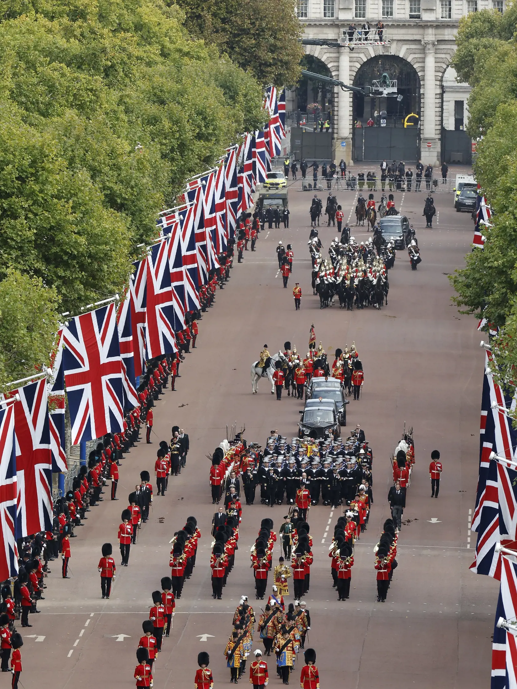 Na snímke je smútočný sprievod po skončení štátneho pohrebu zosnulej britskej kráľovnej Alžbety II. v Londýne.