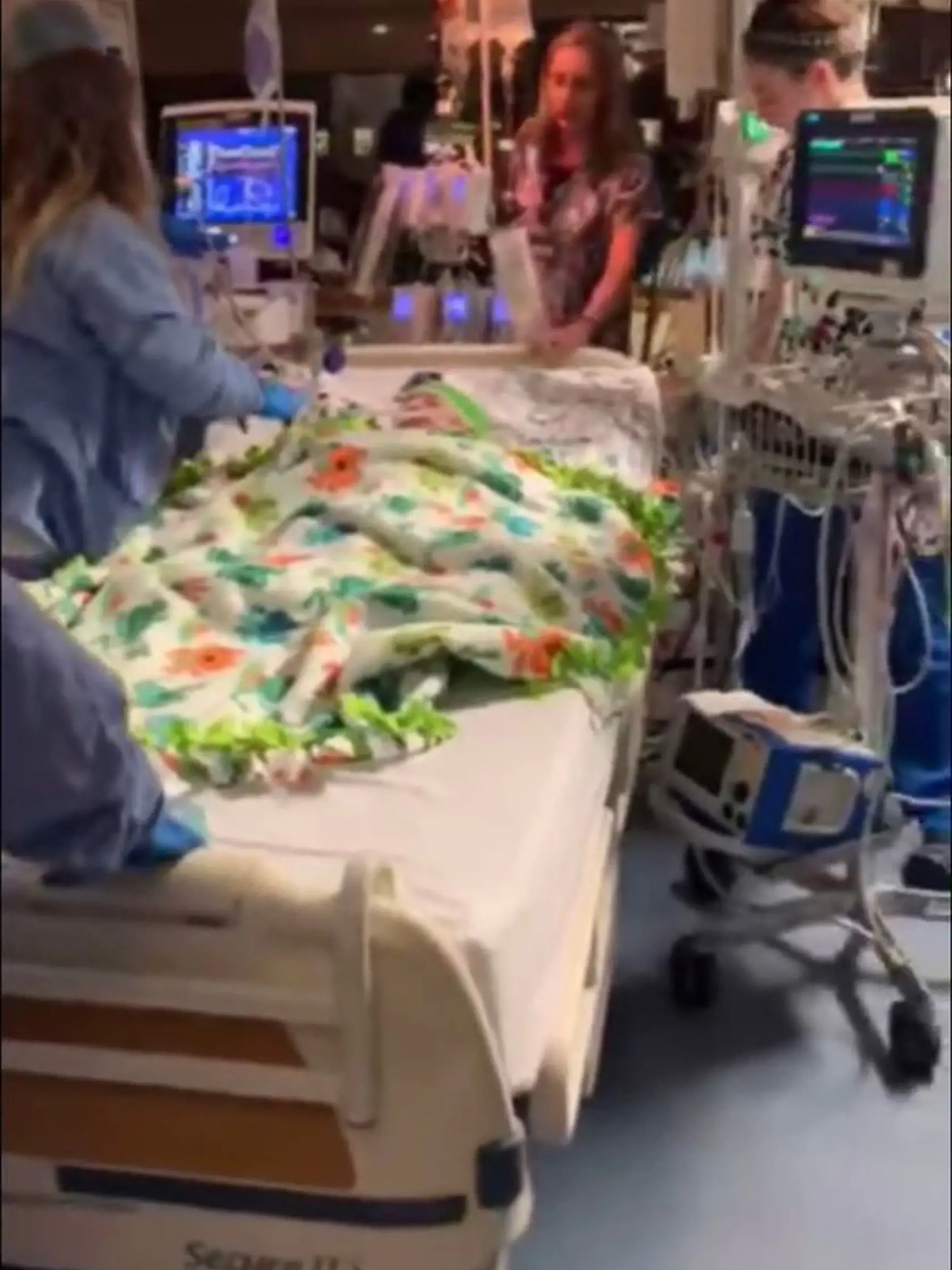 S Coralynn († 21 mes.) sa lúčila celá nemocnica. Na poslednej ceste ju sprevádzali rodičia, lekári aj sestričky.