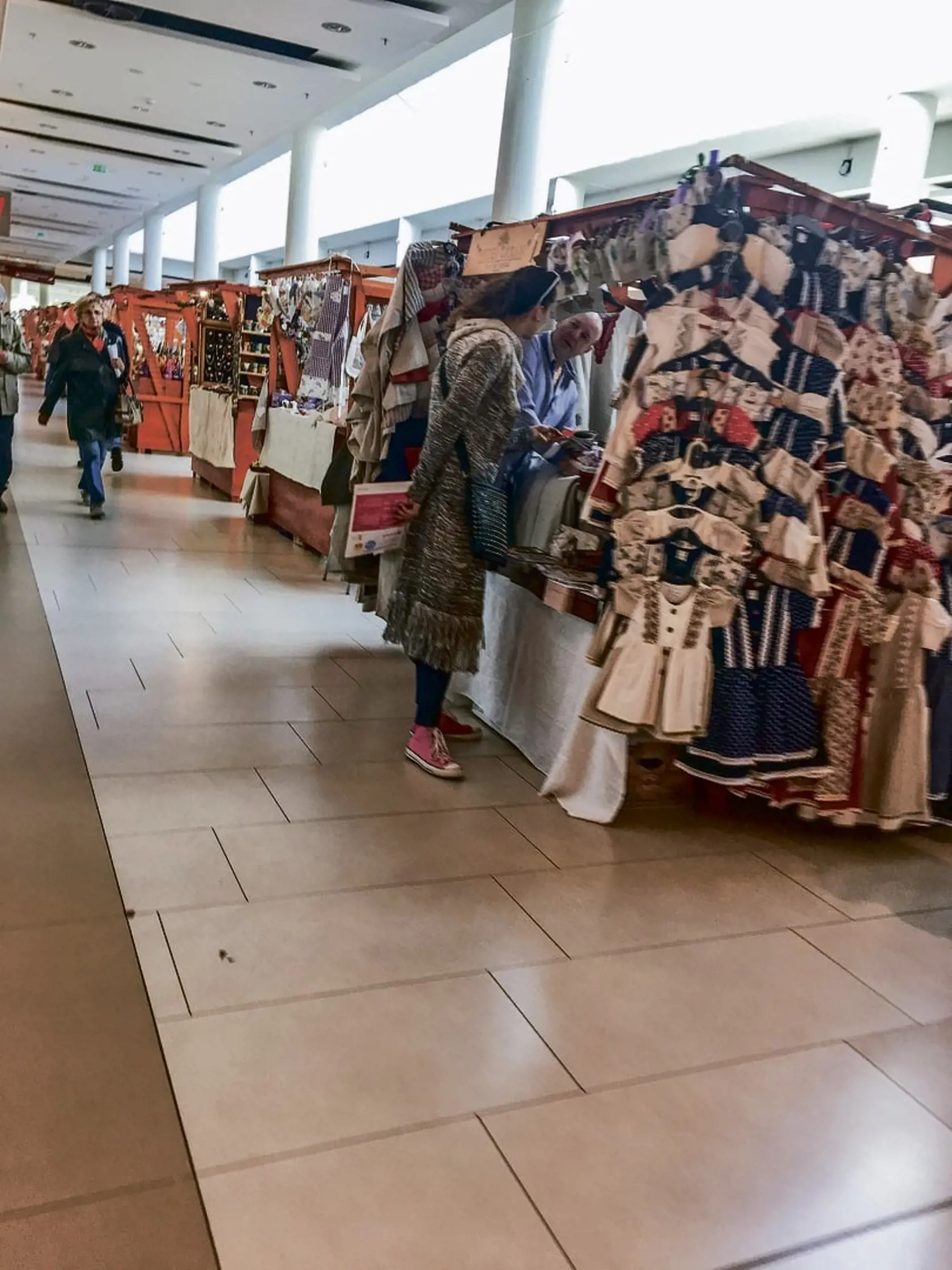 Rozvedený exminister sa takto špacíroval s partnerkou po nákupnom centre v Bratislave.