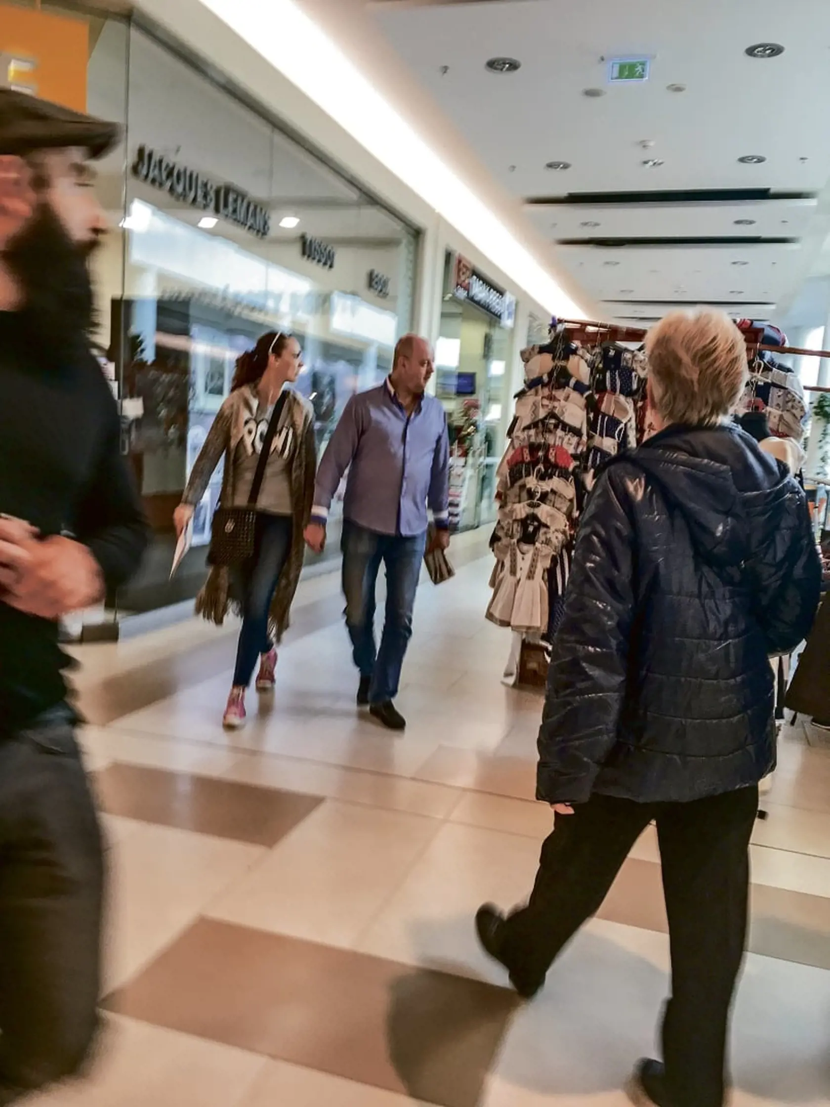 Rozvedený exminister sa takto špacíroval s partnerkou po nákupnom centre v Bratislave.