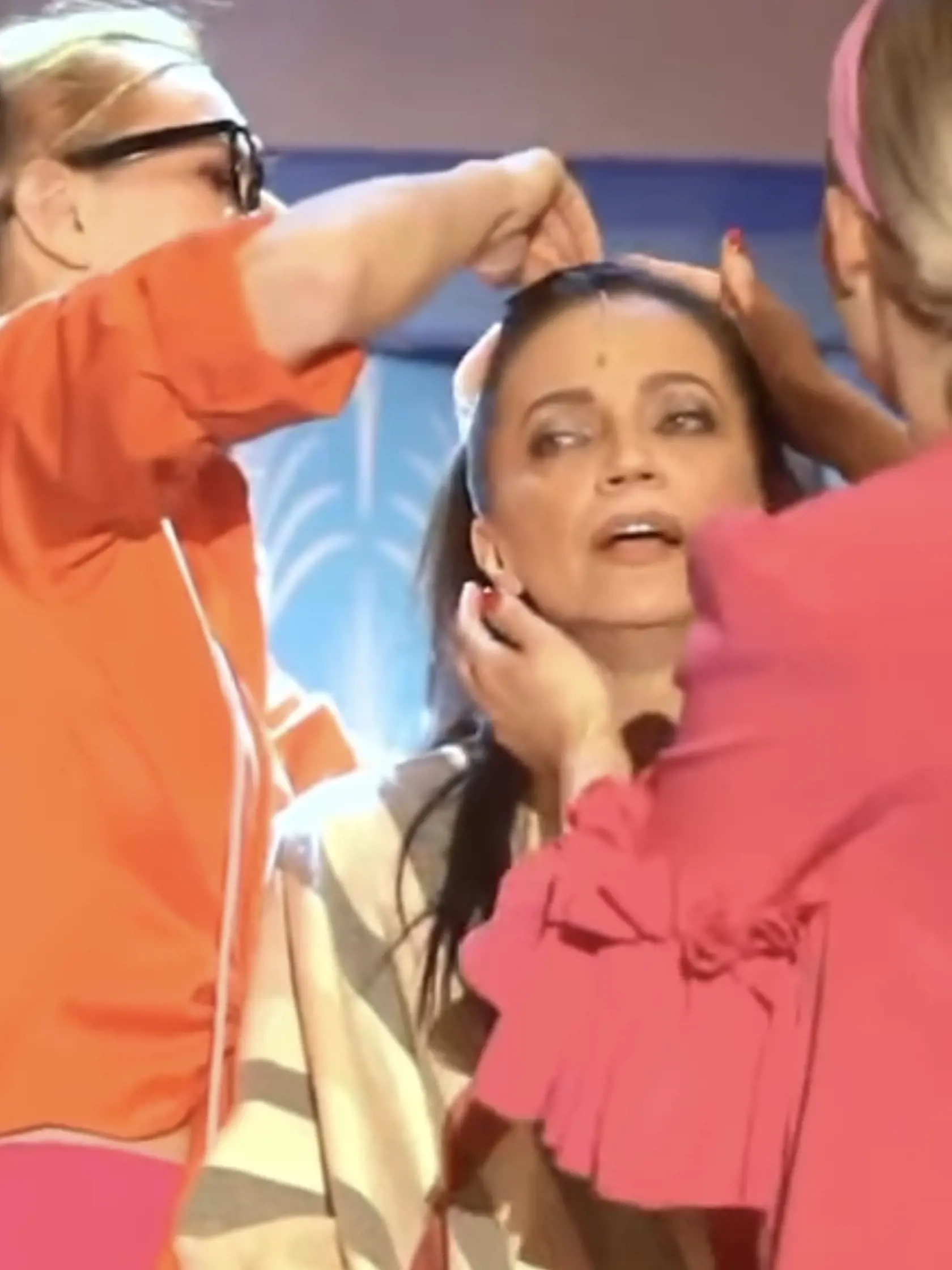Bílú napadli počas predstavenia chrústi.