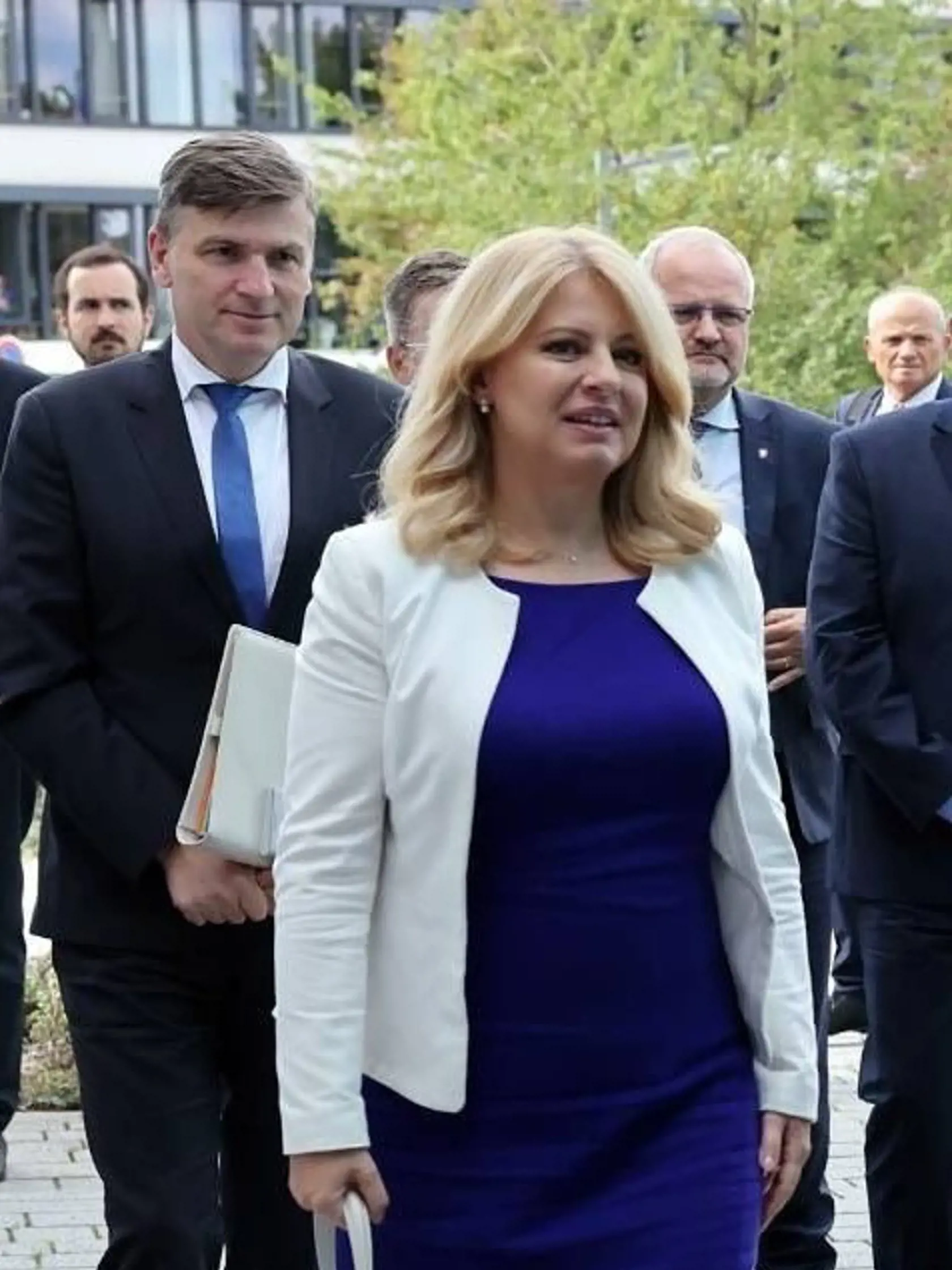 Protokolistka tiež upozornila na menšiu chybičku prezidentky. „Kabelku by štátnička nemala nosiť. Je súčasťou dress codu na spoločenské udalosti, ale pri štátnických aktoch by kabelka v ruke nemala byť,“ hovorí Holubová.