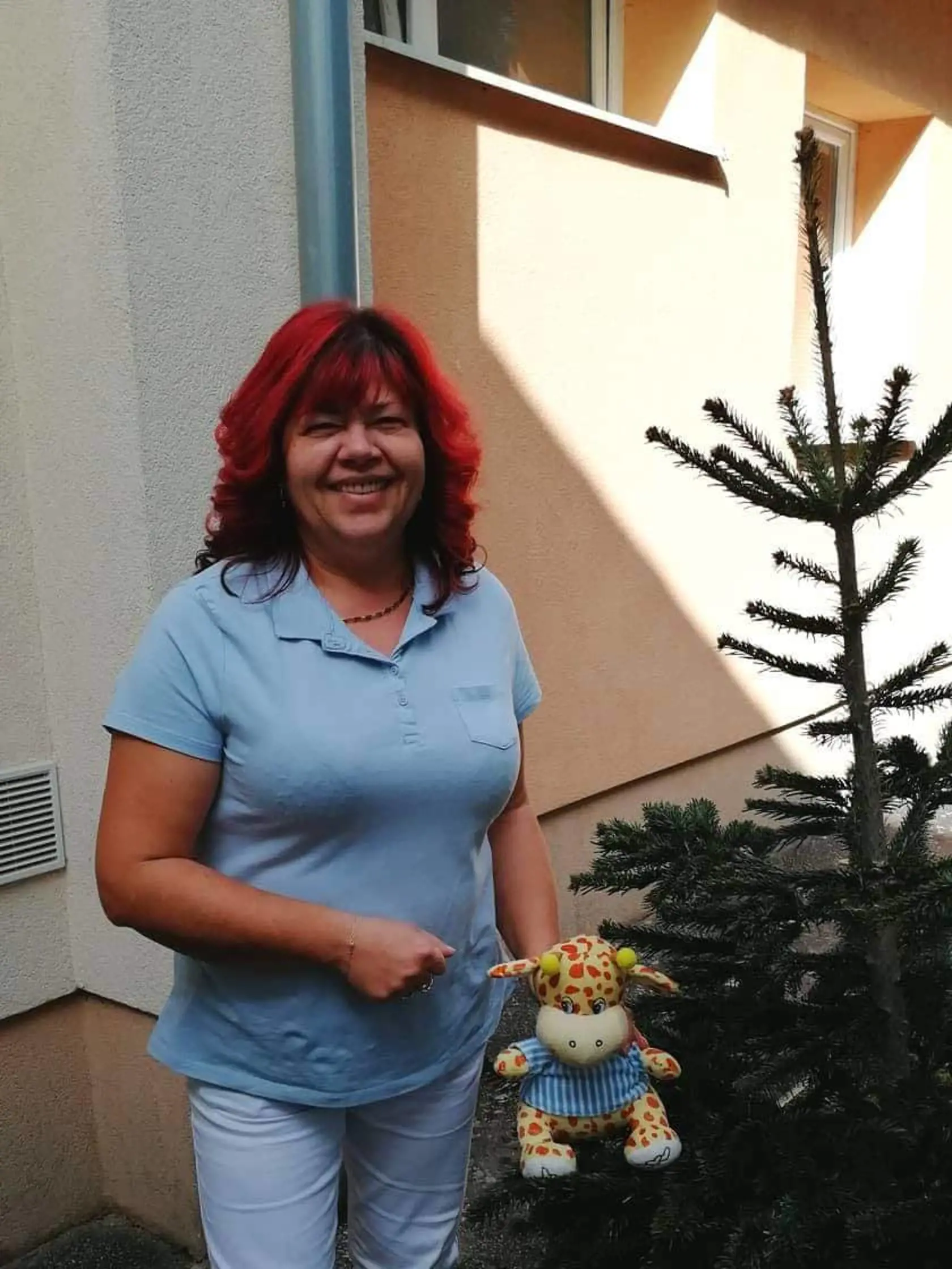 Opatrovateľky majú v zariadení množstvo povinností, ktoré sú dokonca nad rámec ich náplne. Najhoršie podľa pani Ivety je, že niekto od stola si zmyslí nejaké štandardy a im stále pribúda kancelárska práca.
