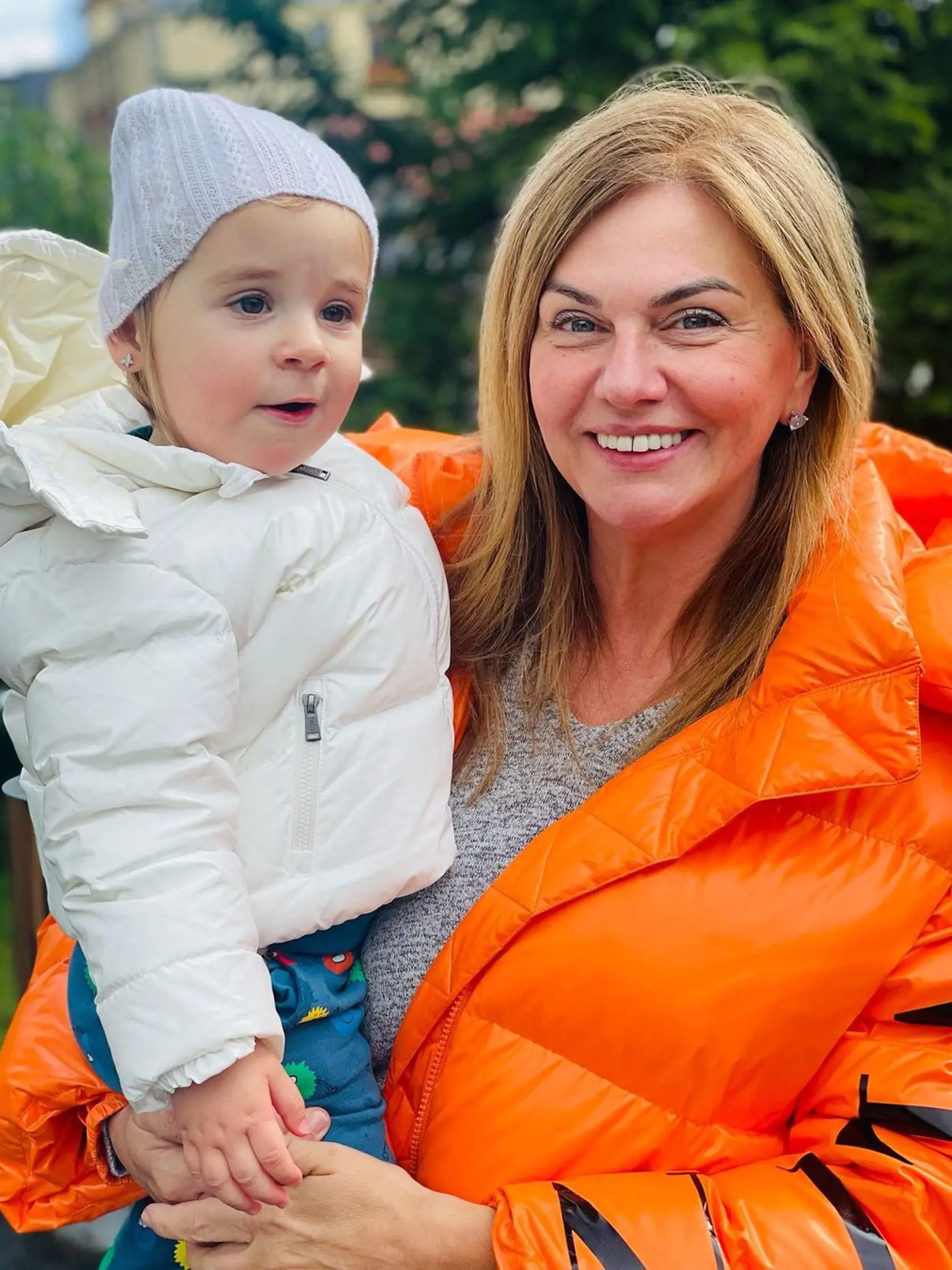 Beňová uverejnila aj zopár snímok s Leuškou, ukázala, ako spoločne zbierajú kamienky a listy. Práve na jednej z fotografií Beňová zapózovala v páperovej bunde výraznej oranžovej farby z dielne známeho talianskeho luxusného módneho domu Valentino.
