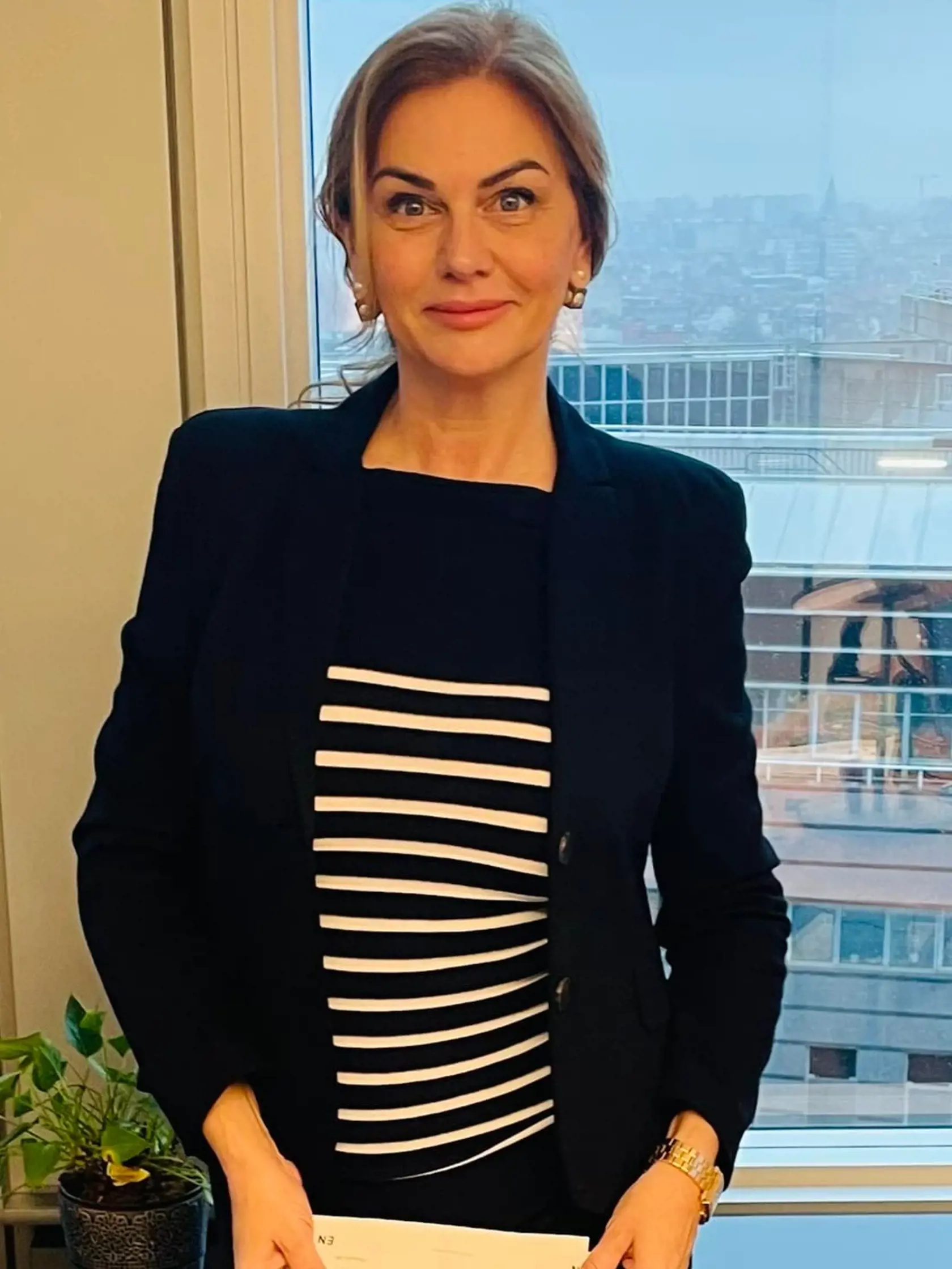 Monika Beňová (Smer-SD) patrí k političkám, ktoré sú so svojimi fanúšikmi neustále v kontakte cez sociálnej siete. Pravidelne informuje o svojej práci z Bruselu, no rada zásobuje svojich sledovateľov aj fotografiami zo svojho súkromného života.
