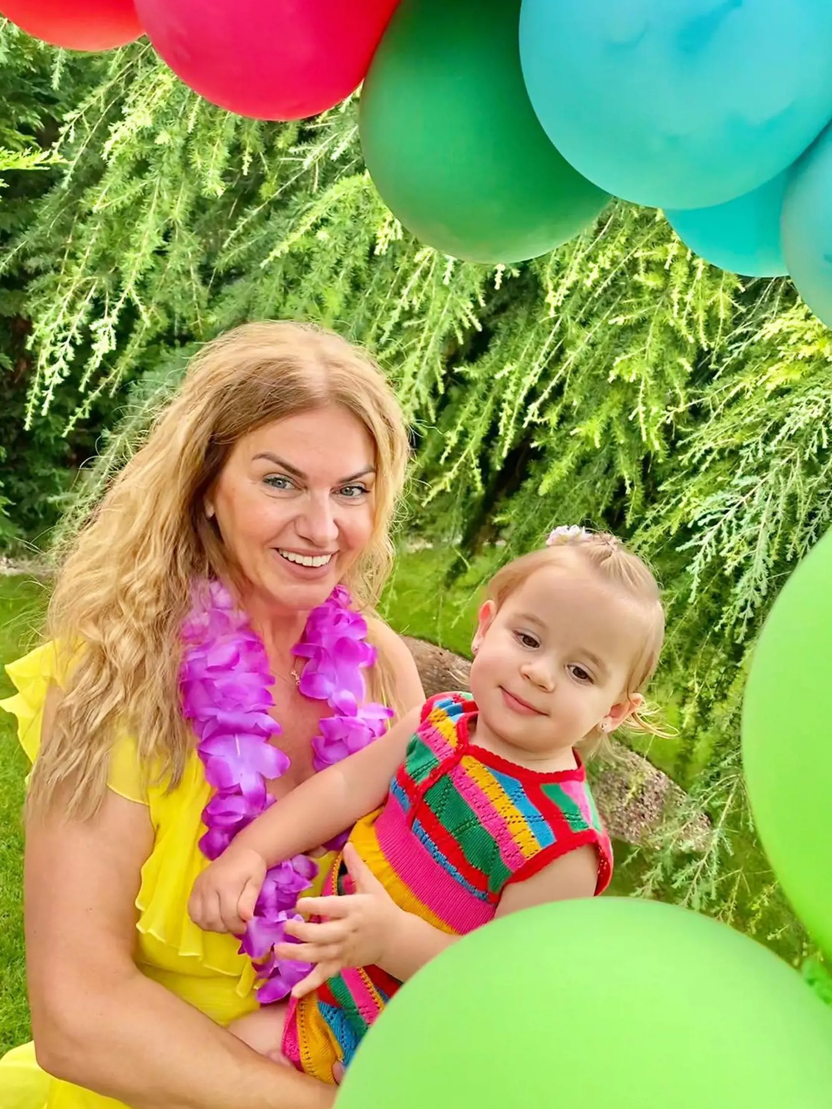 "My sme včera oslavovali s priateľmi tatove meniny a narodeniny krstného Vladka a moje. Bolo grilovanie a gulášik a kolačiky a hlavne výborná nálada. Záhradné oslavy sú lepšie ako tie v reštauráciách 🎈🎉🌸🥂. Už je všetko upratané a my sa tešíme opať o rok. Užite si pekný deň❤️," napísal Beňová. Oblečené má žlté letné šaty s volánikmi a na krku kvetinové koráliky z fialových kvetov. Jej outfit tak pripomína kostým havajských žien.