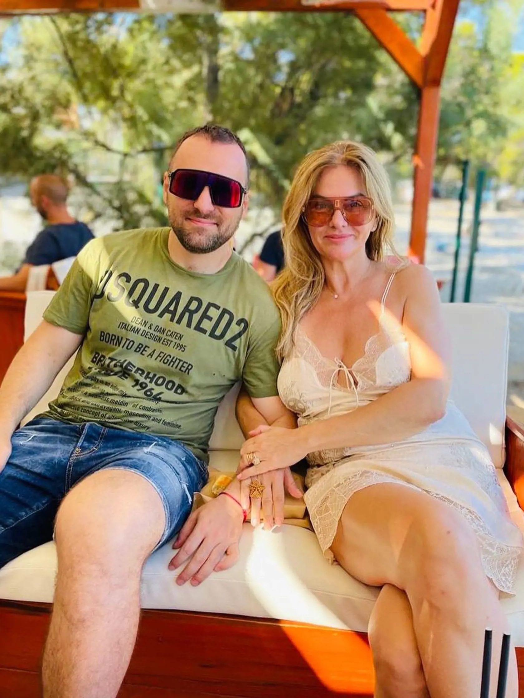 Hlboký dekolt na odvážnych šatách nenechal chladným ani Monikinho partnera.