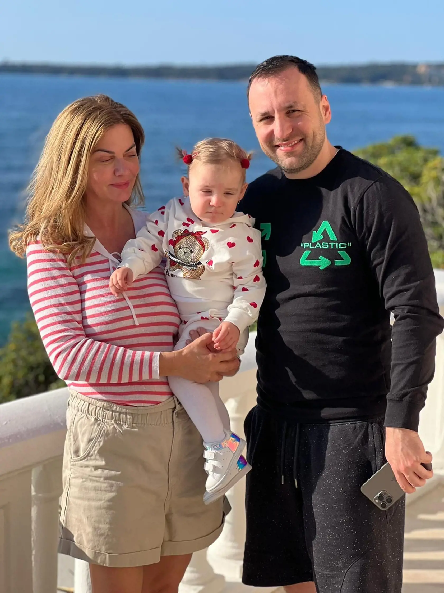 Monika Beňová s partnerom a dcérou Leou.