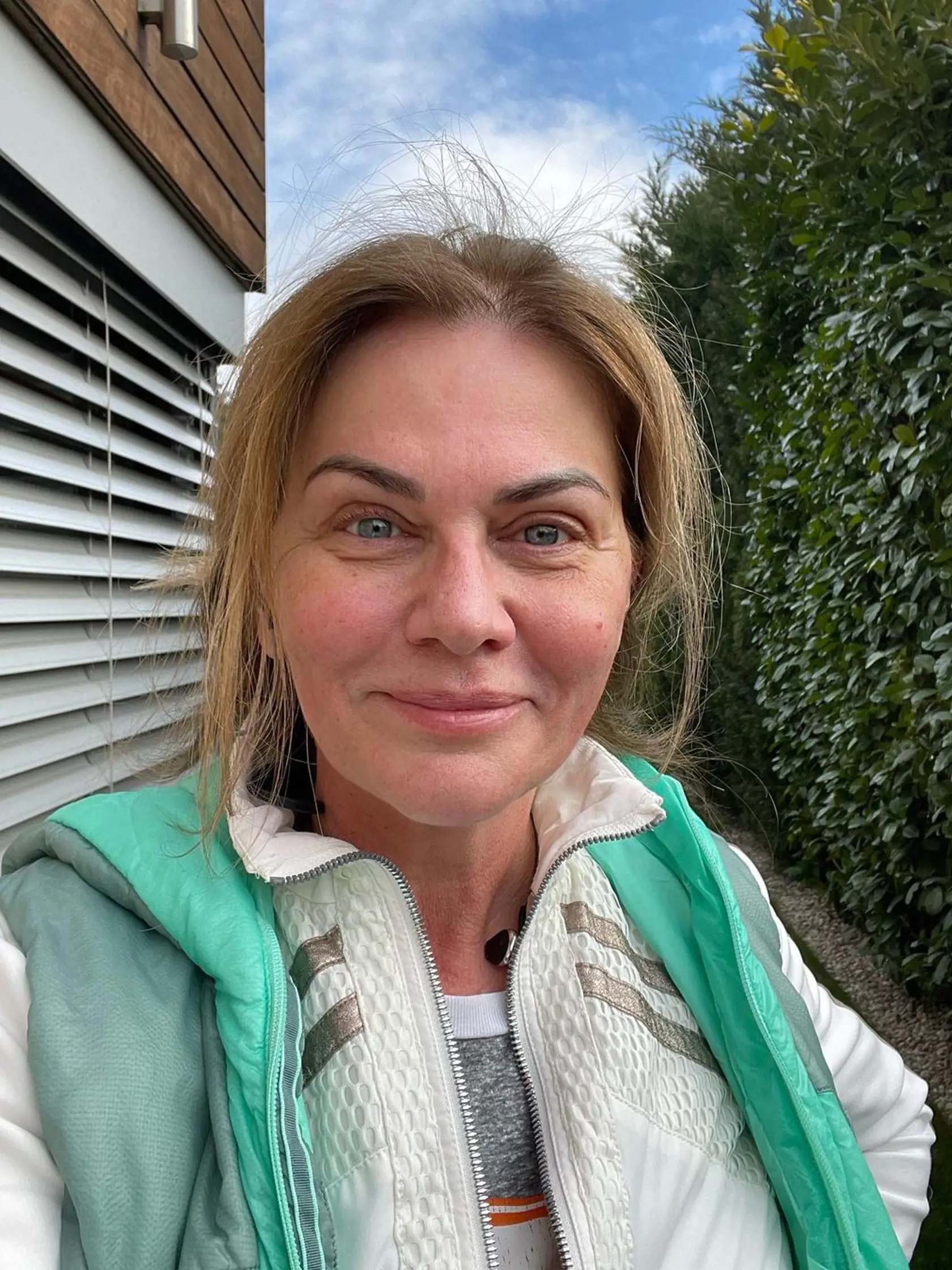 Monika Beňová býva sa partnerom a dcérou v dome vo Vrakuni, ktorý po rozvode s Fedorom Flašíkom prepísala na syna.