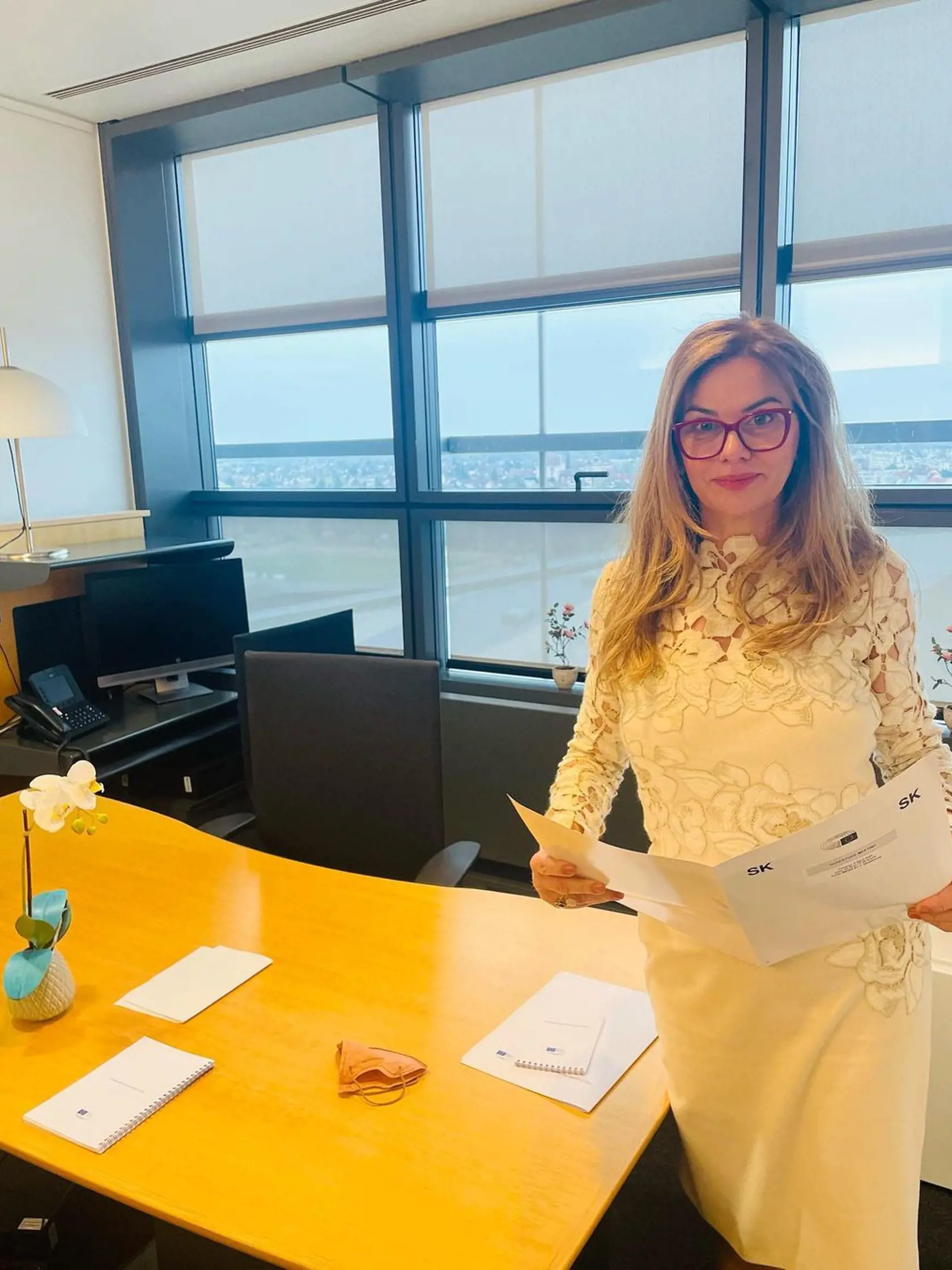 Europoslankyňa Monika Beňová (Smer-SD) je vďačným objektov módnej polície. Vždy zladenej političke ani v tomto prípade nie je čo vytknúť. Béžové šaty na vrchu kombinované s čipkovanou látkou so vzorom ruží pôsobia elegantne a romanticky. Europoslankyňa outfitu dodala punc módnymi okuliarmi s červeným rámom.