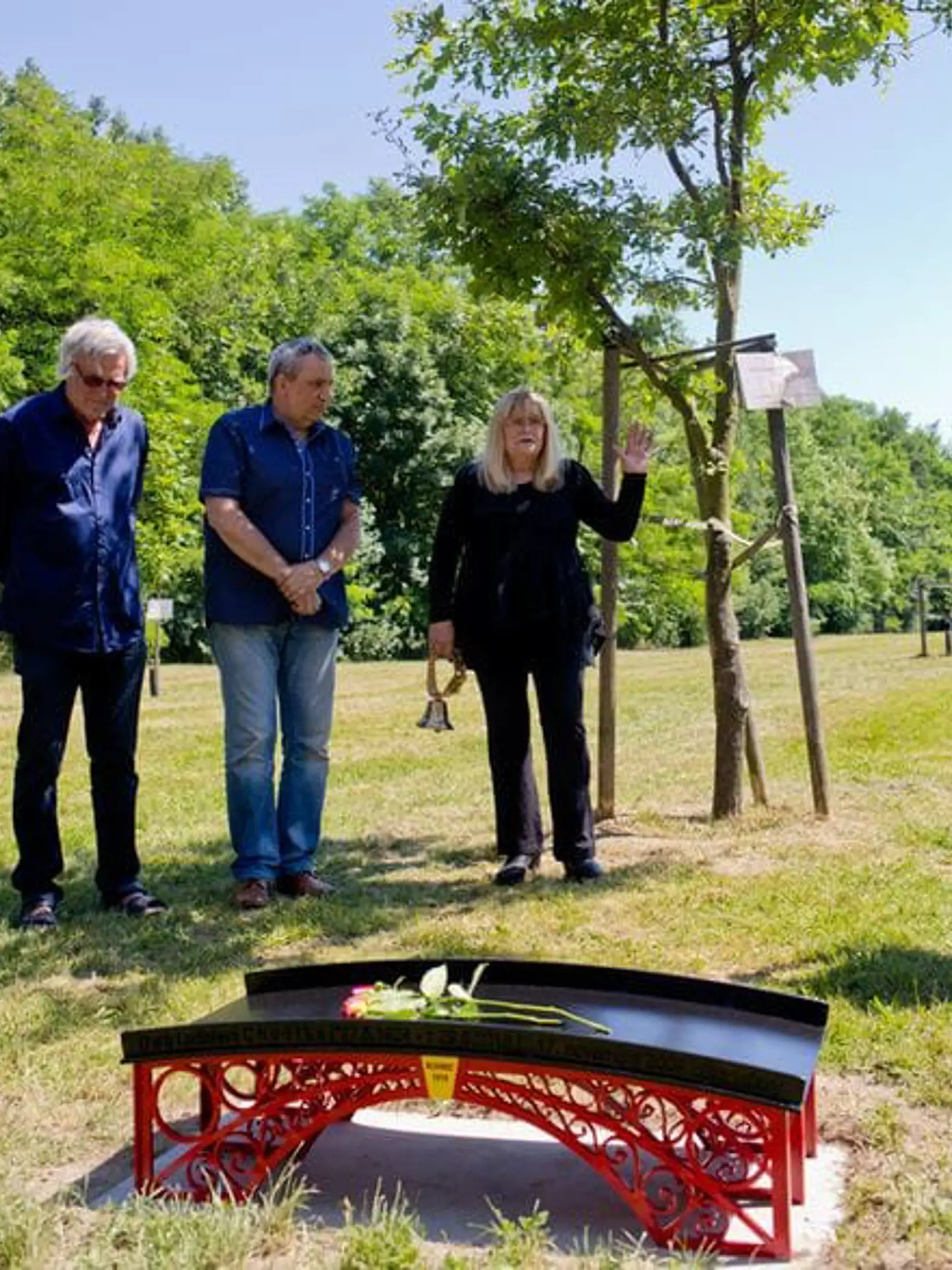 Rok po smrti maestra Ladislava Chudíka († 91) sa jeho manželka Alena tak rozčúlila, že musela do sveta vykričať, čo ju trápi. Pamiatku na nebohého umelca niekto hnusne zničil! V lete 2016 sa na lúke v bratislavskej Petržalke zhromaždilo pár desiatok ľudí, ktorí si prišli zaspomínať na legendárneho a nenahraditeľného herca Ladislava Chudíka († 91). Umelec tam totiž pred rokmi zasadil krásny dub, ku ktorému pribudla aj pamätná tabuľa v tvare mosta z Chudíkovej rodnej obce.