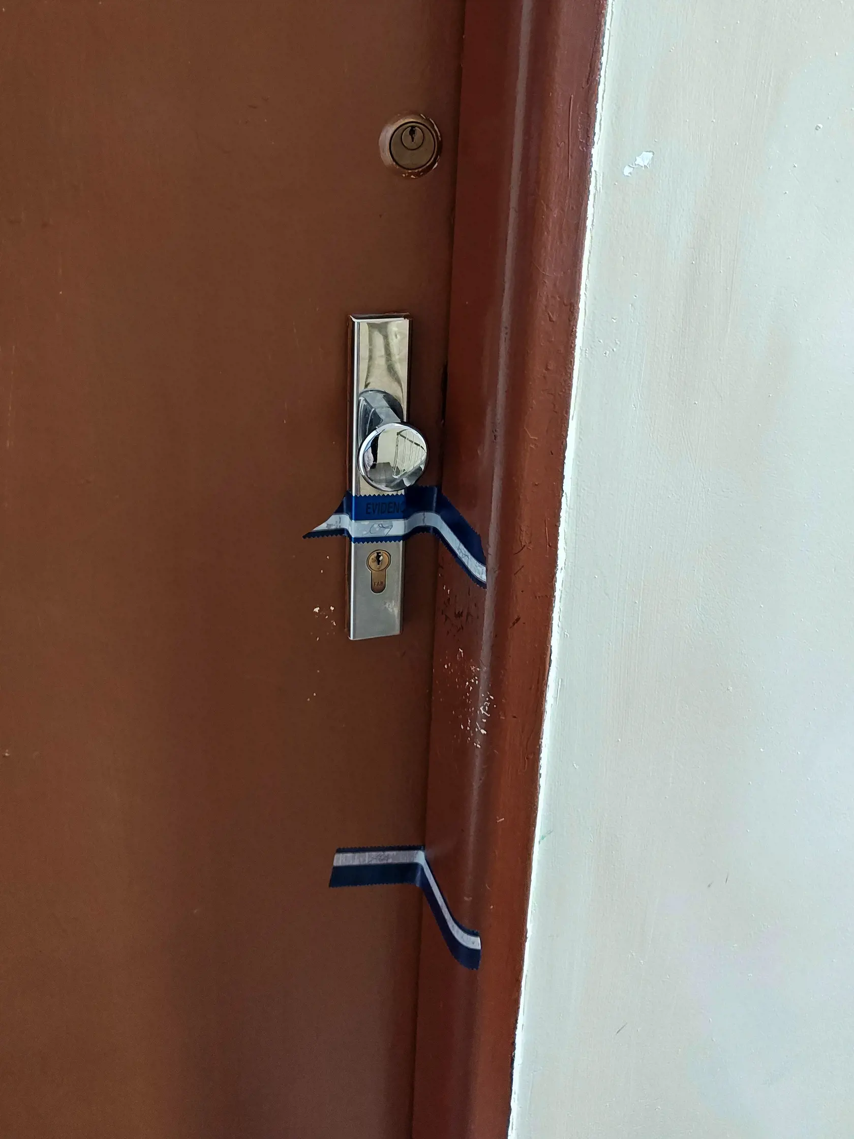 Hrôzostrašný čin v Hlohovci: V byte našli telo mladíka, zabiť ho mal vlastný otec!