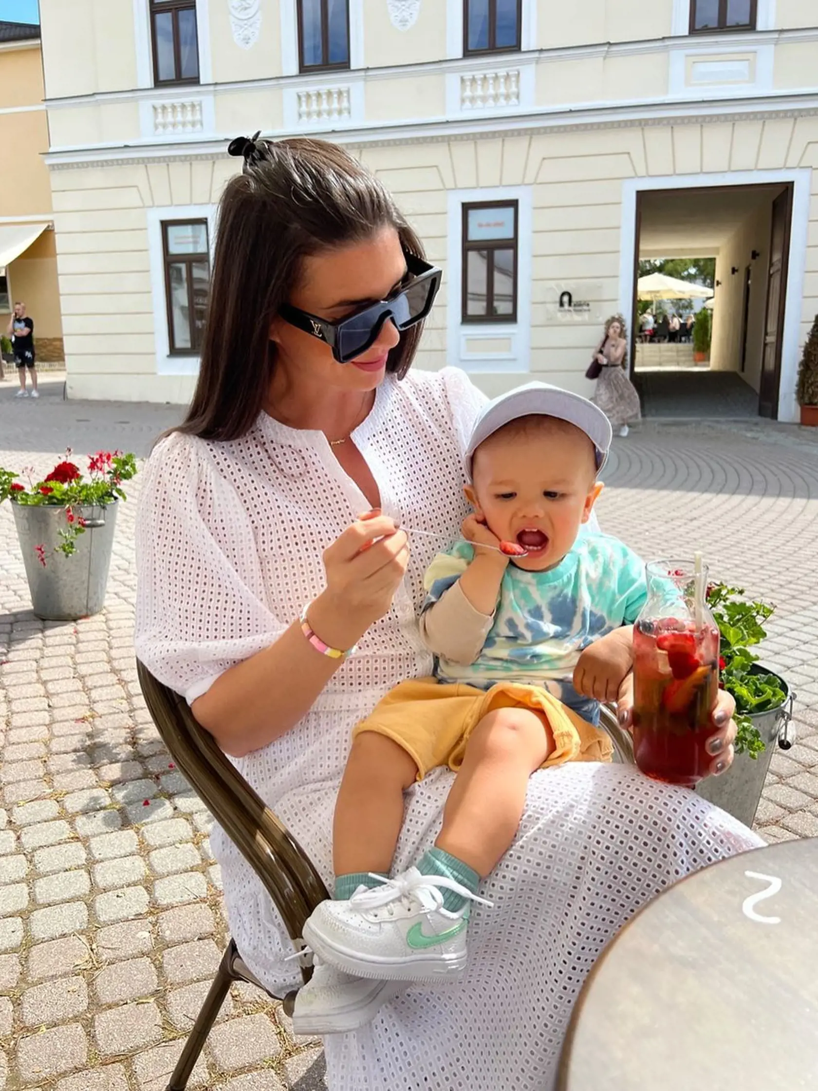 Aj Robko si pochutná na ovocí.