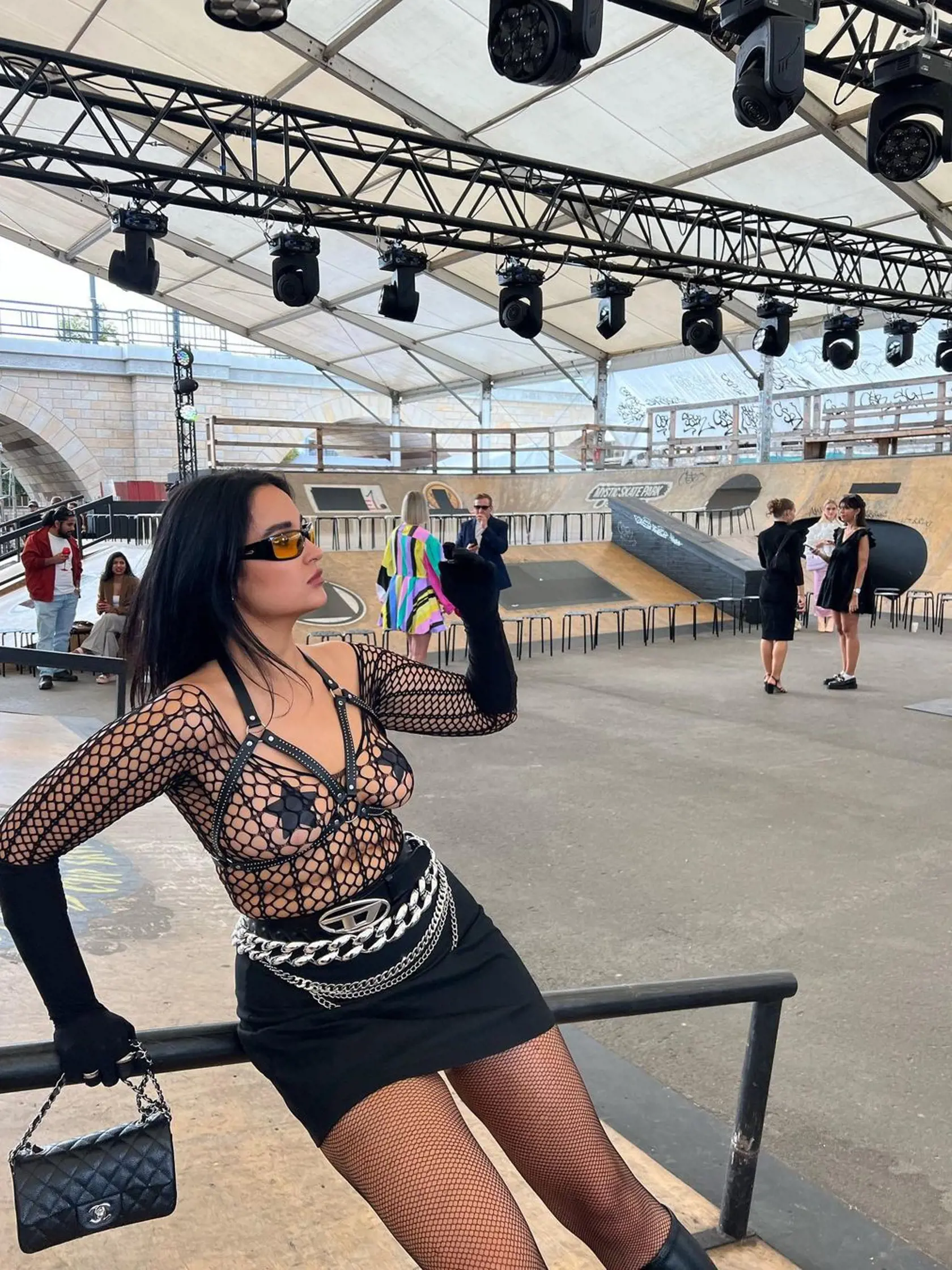 Influencerka Ema Fajnor v dráždivom outfite na nedávnej módnej šou v Prahe.