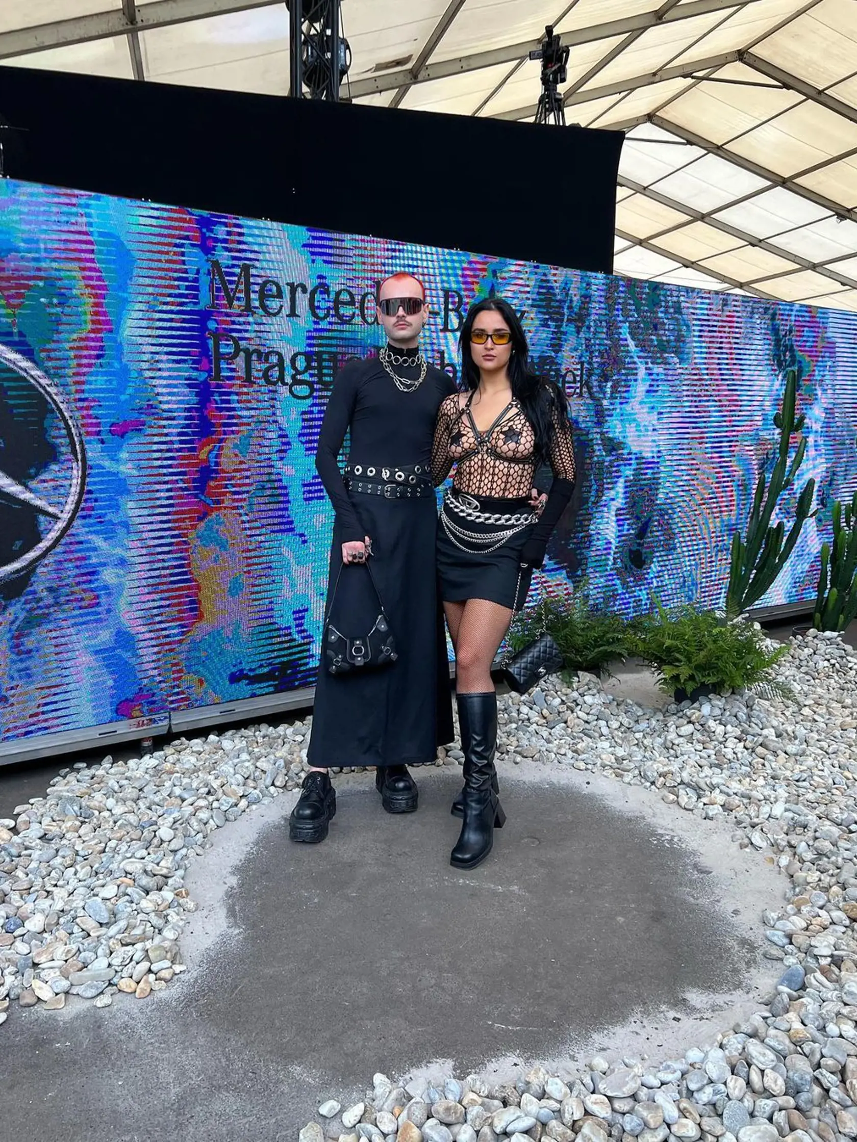 Influencerka Ema Fajnor v dráždivom outfite na nedávnej módnej šou v Prahe.