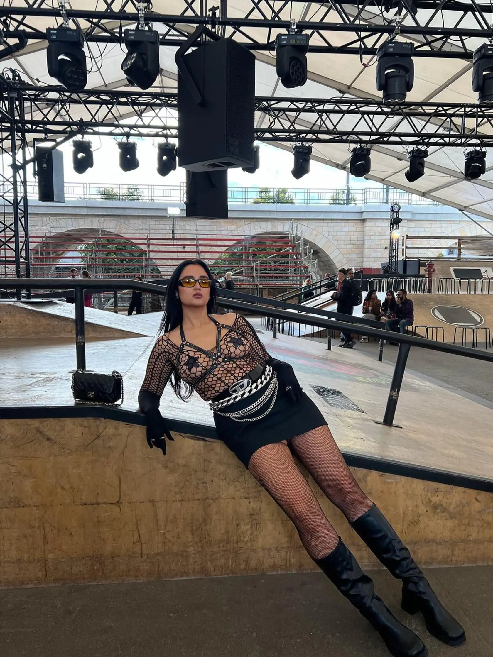 Influencerka Ema Fajnor v dráždivom outfite na nedávnej módnej šou v Prahe.