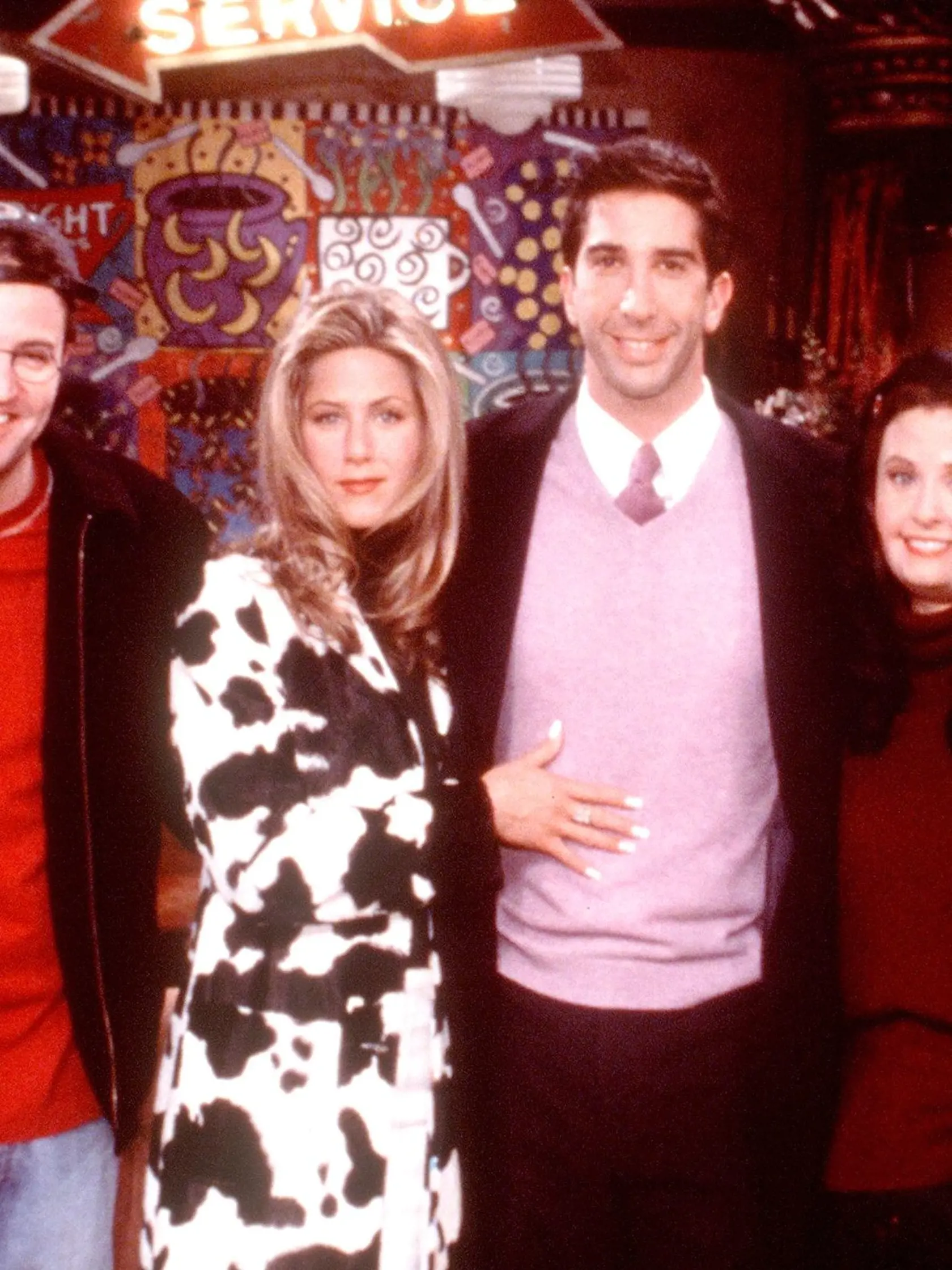 Nie je pritom žiadnym tajomstvom, že David Schwimmer a Jennifer Aniston spolu chvíľu randili aj v skutočnosti, a to počas natáčania prvej série obľúbených Priateľov. Ako sa však krásna Rachel podľa magazínu People.com priznala, naozaj sa zamilovala až neskôr. Ross to však, žiaľ, nebol.