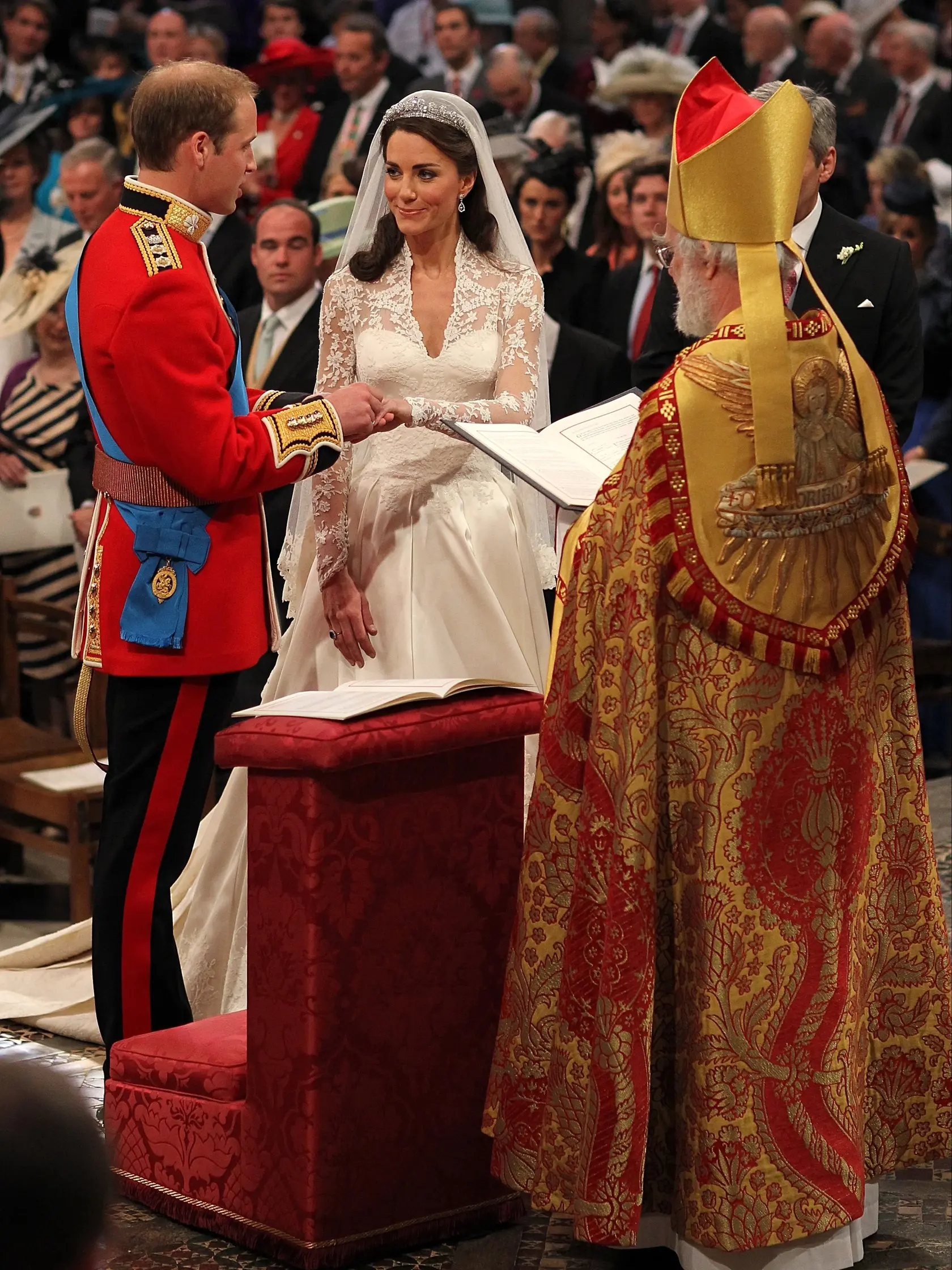 Britský princ William (vľavo) a Kate Middleton počas sobášneho obradu vo Westminsterskej katedrále 29. apríla 2011 v Londýne.