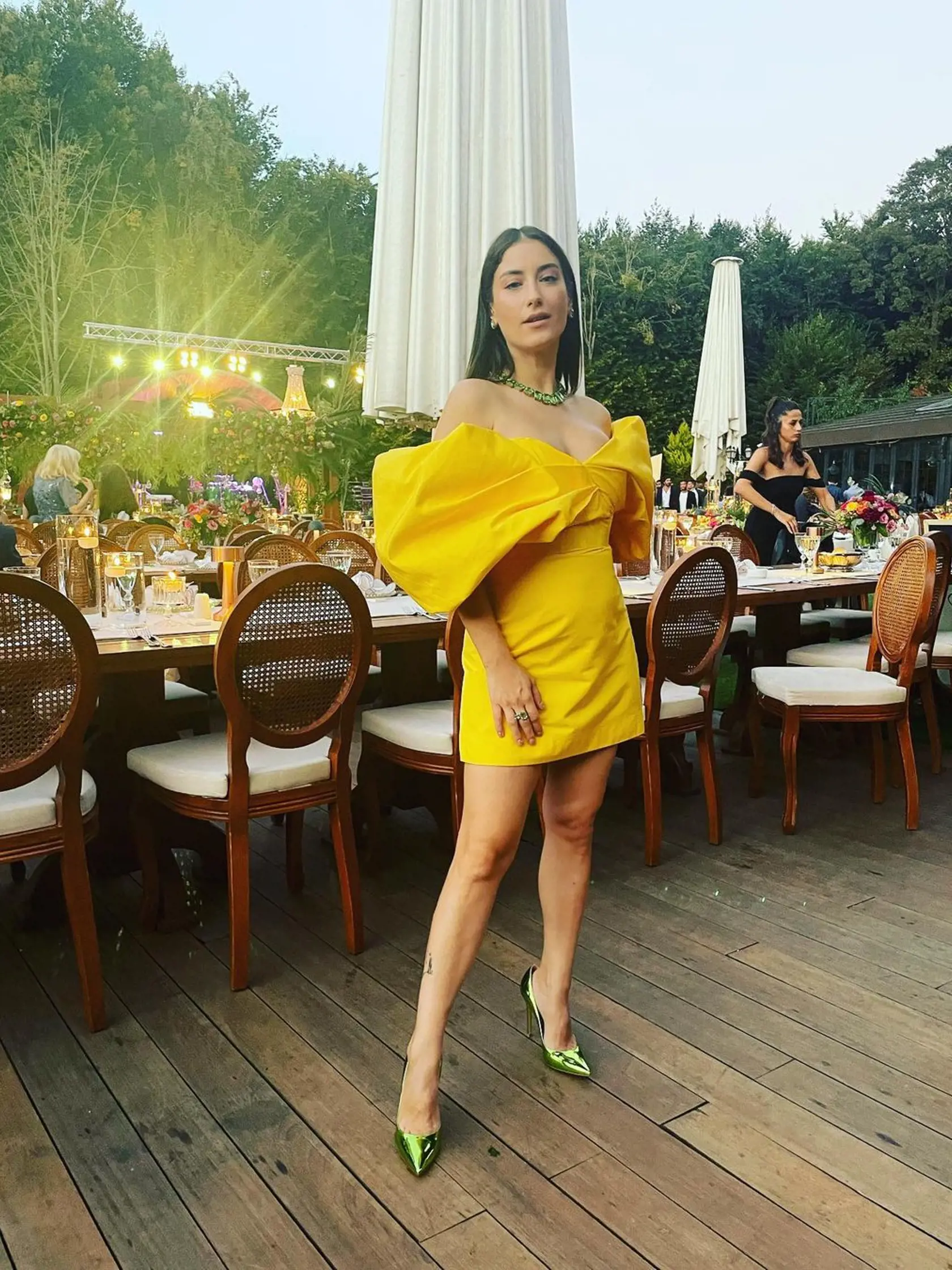 Tehotná Hazal ukázala v žltých minišatách sexi dekolt aj nohy.
