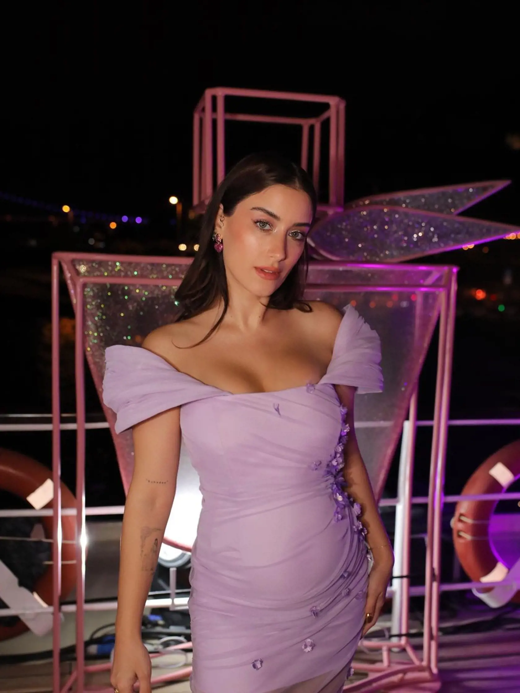 Hazal ukázala rastúce bruško vo fialových šatách.