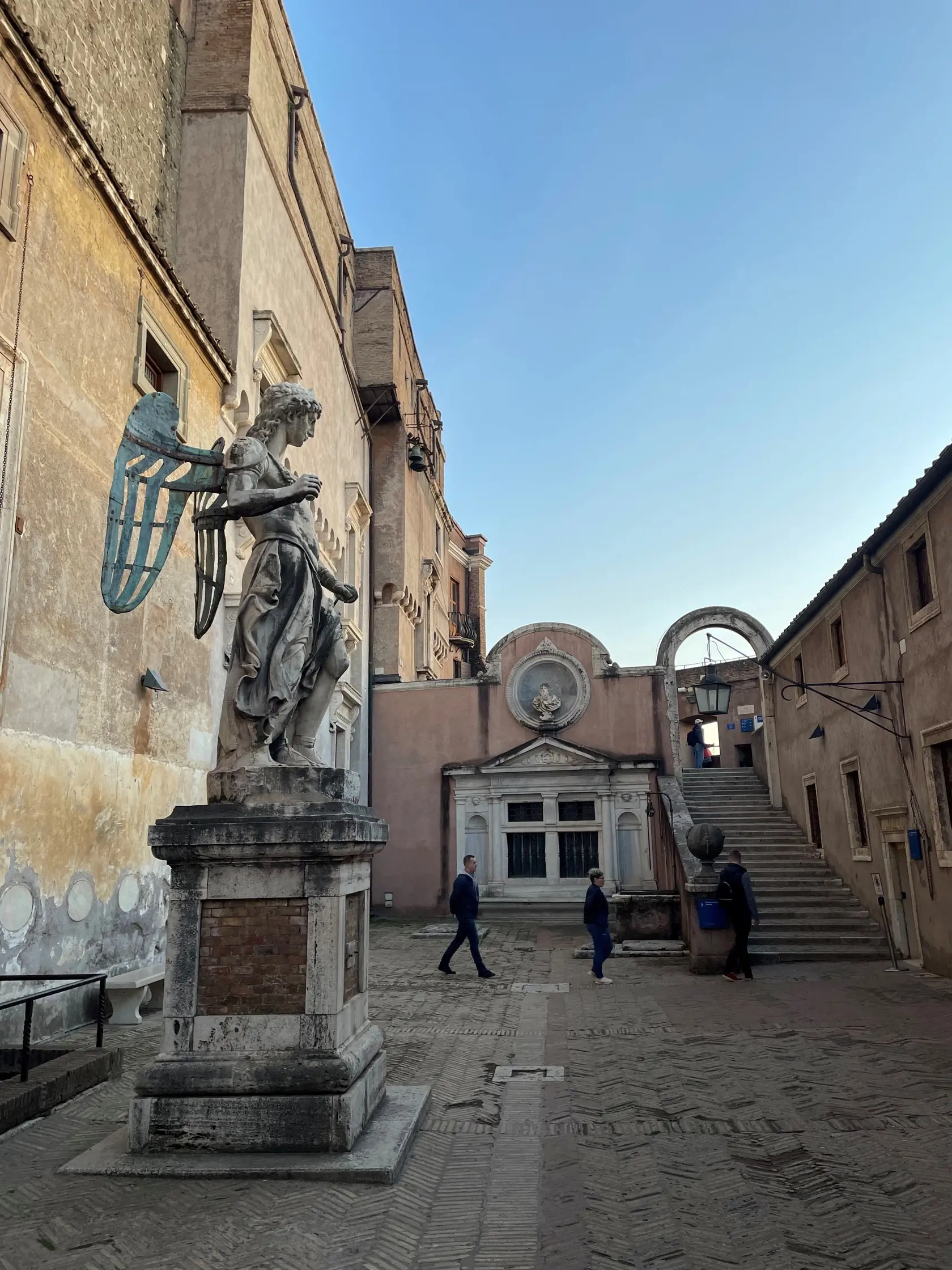 V roku 1536 Raffaello da Montelupo, Michalangelov žiak, vytvoril mramorovú sochu archanjela Michaela.