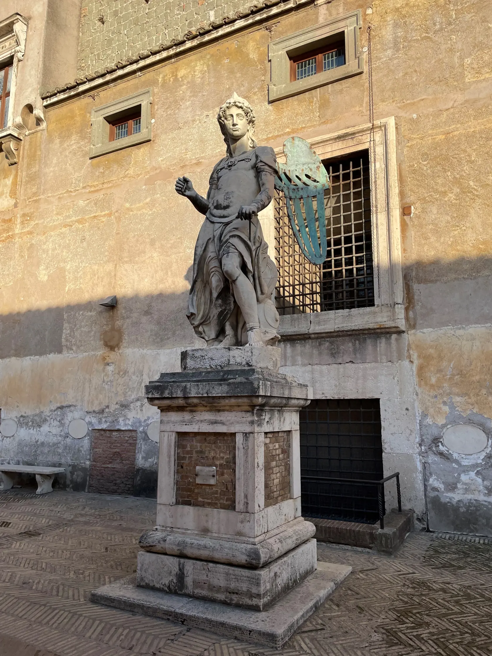 V roku 1536 Raffaello da Montelupo, Michalangelov žiak, vytvoril mramorovú sochu archanjela Michaela.