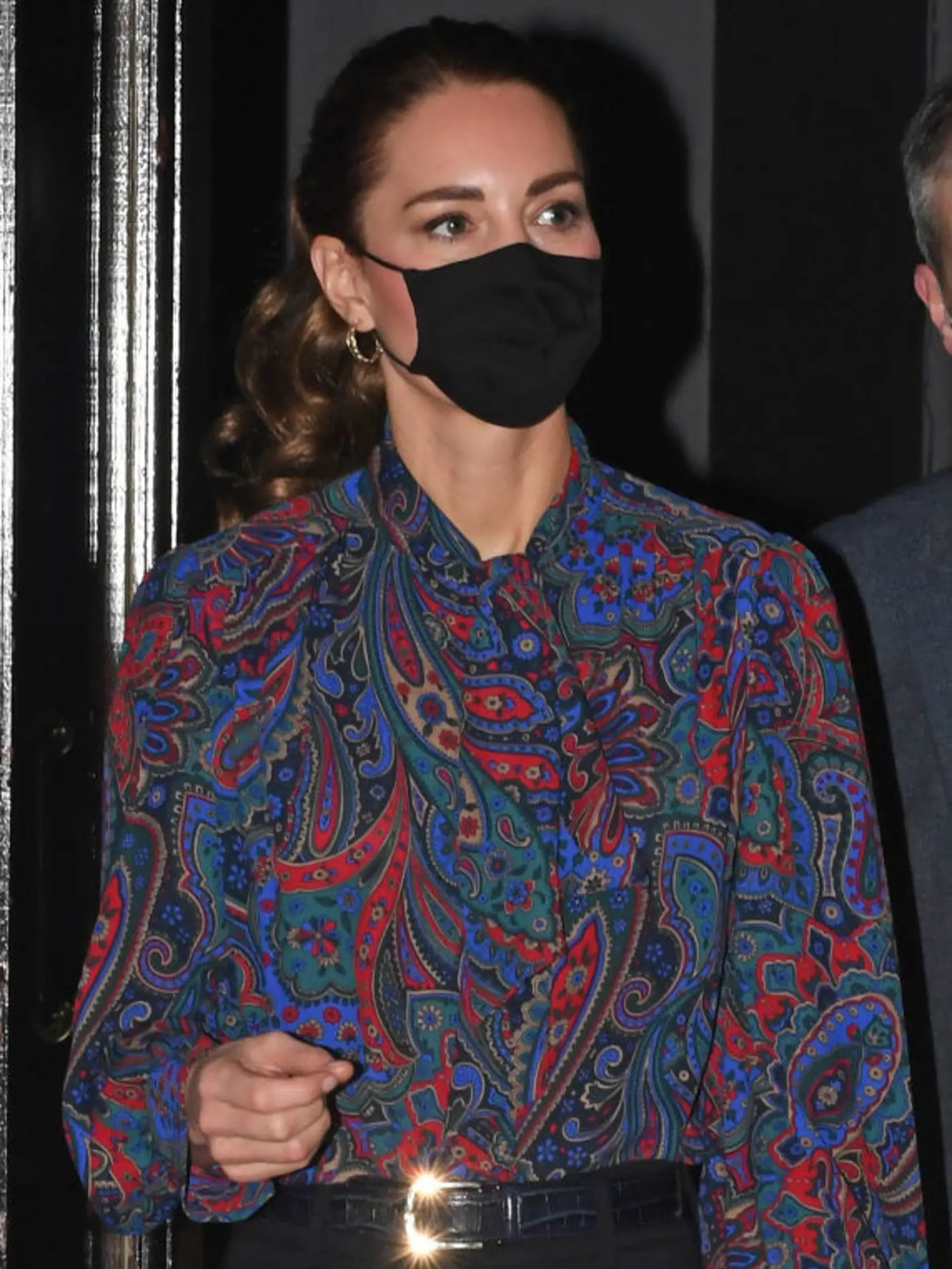 Vojvodkyňa Kate zavítala do londýnskeho múzea na výstavu s názvom Fabergé. Elegantné šaty tentoraz vymenila za outfit, v ktorom vyzerala, ako by sa vrátila v čase.