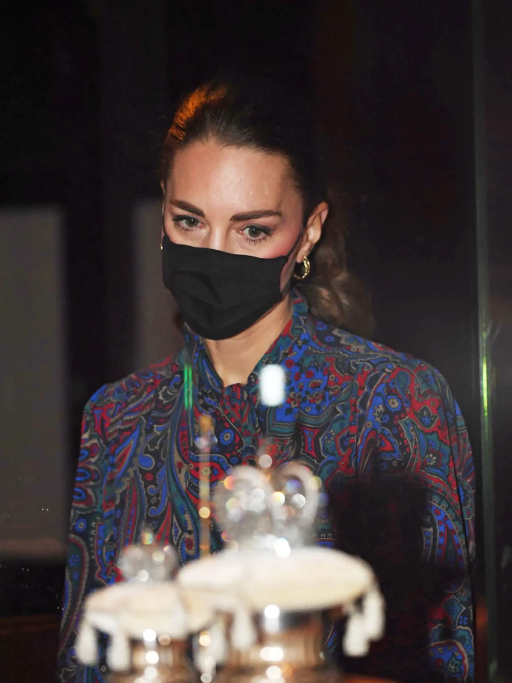 Vojvodkyňa Kate zavítala do londýnskeho múzea na výstavu s názvom Fabergé. Elegantné šaty tentoraz vymenila za outfit, v ktorom vyzerala, ako by sa vrátila v čase.