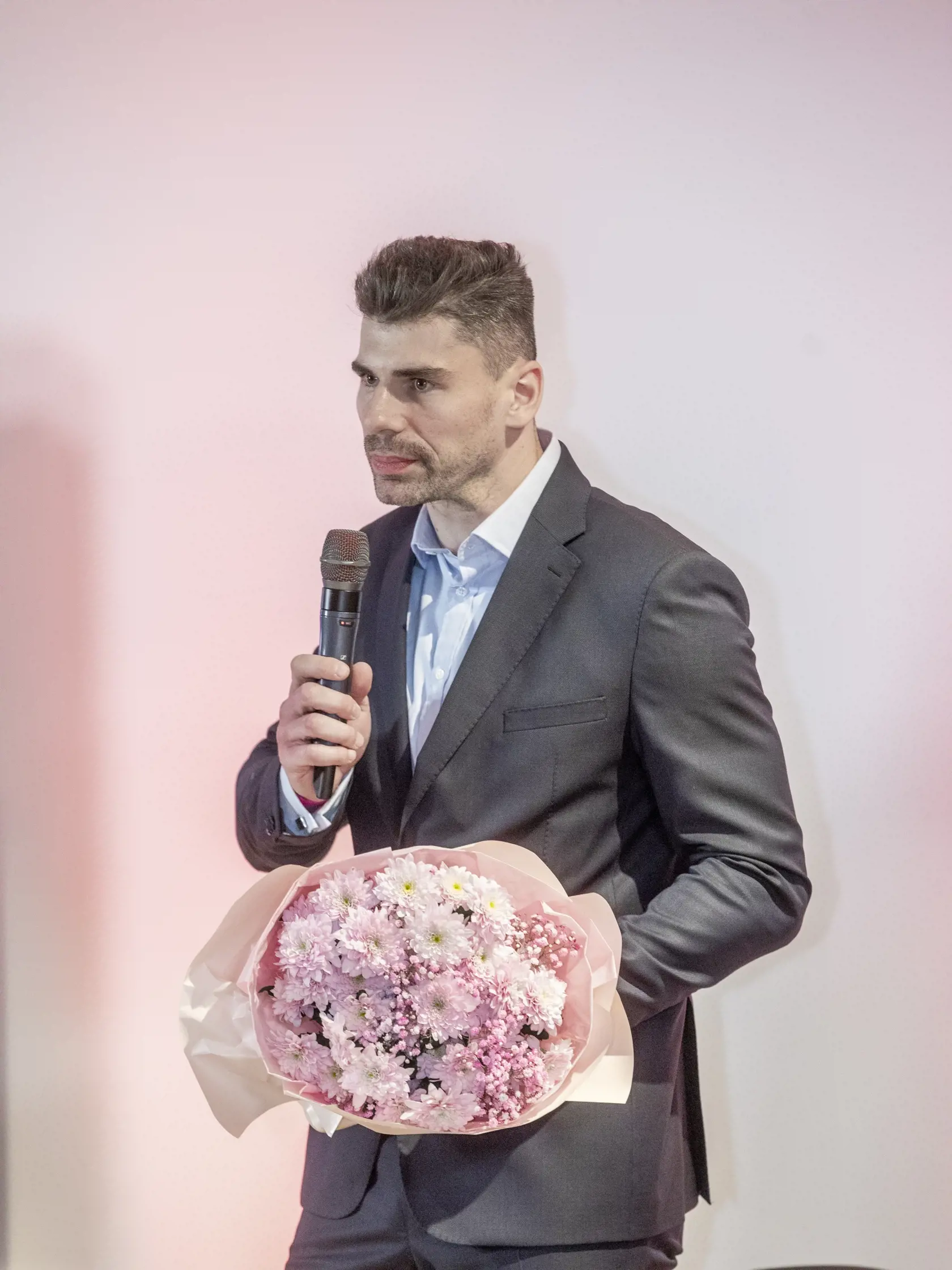 Na snímke je slávnostné vyhlásenie výsledkov ankety MAMA ROKA 2023.  V špeciálnej kategórii OCKO roka zvíťazil hokejista  Juraj Valach.