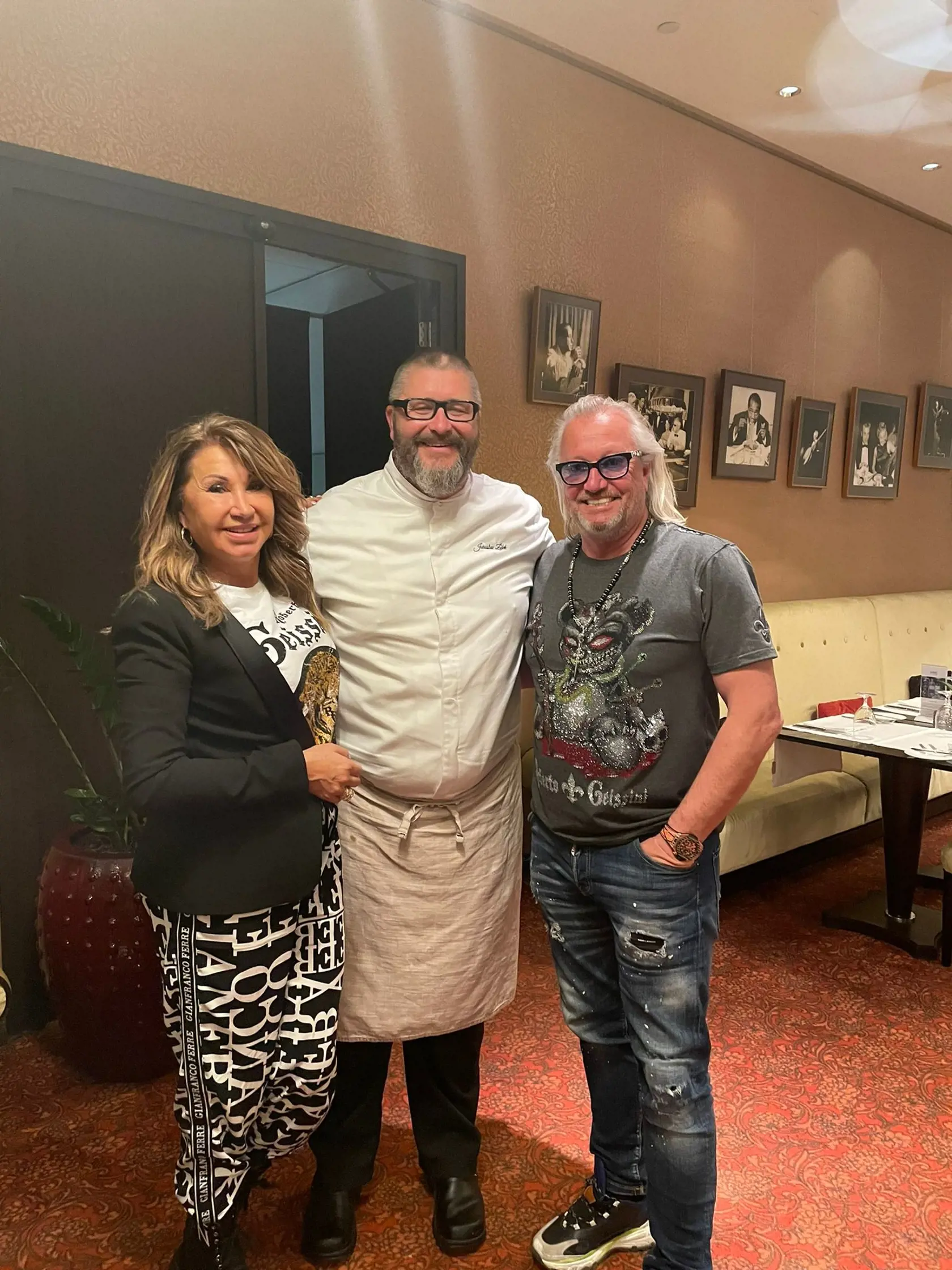 Luxusný bratislavský hotel. Geissovci si s outfitom dlho hlavu nelámali.