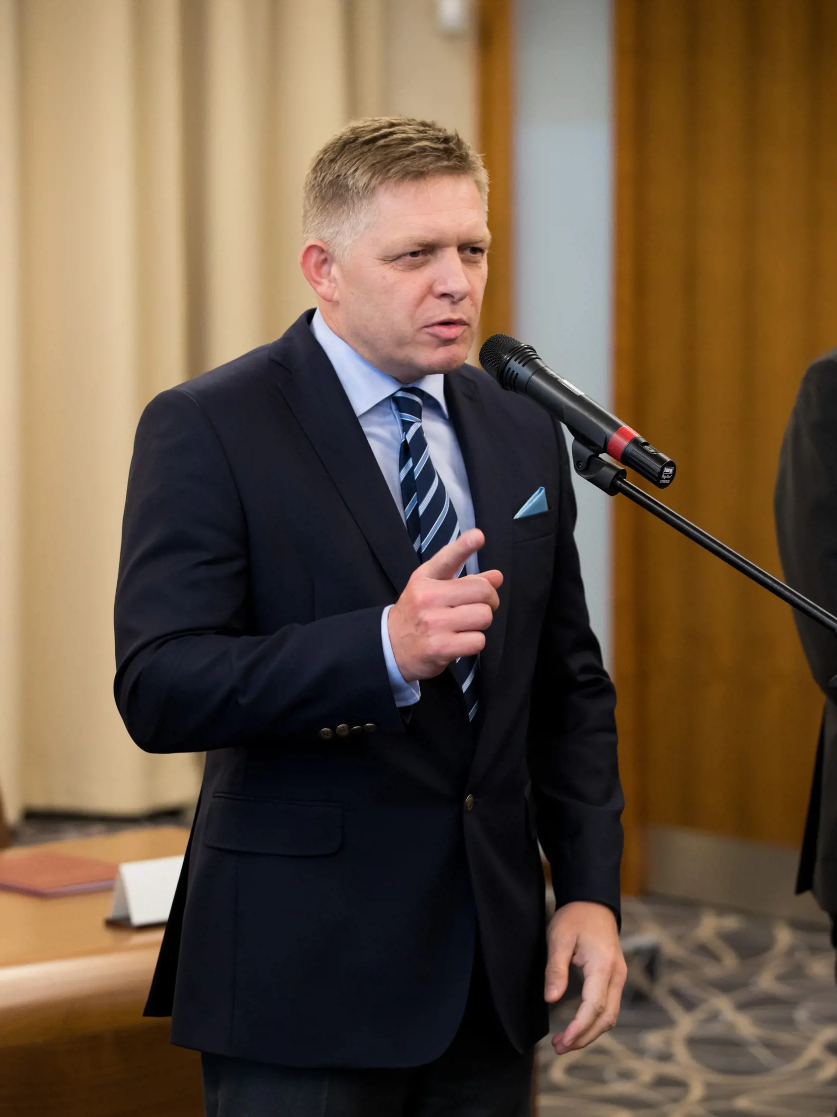 Pred mikrofónom už Fico bez jedného gombíka.